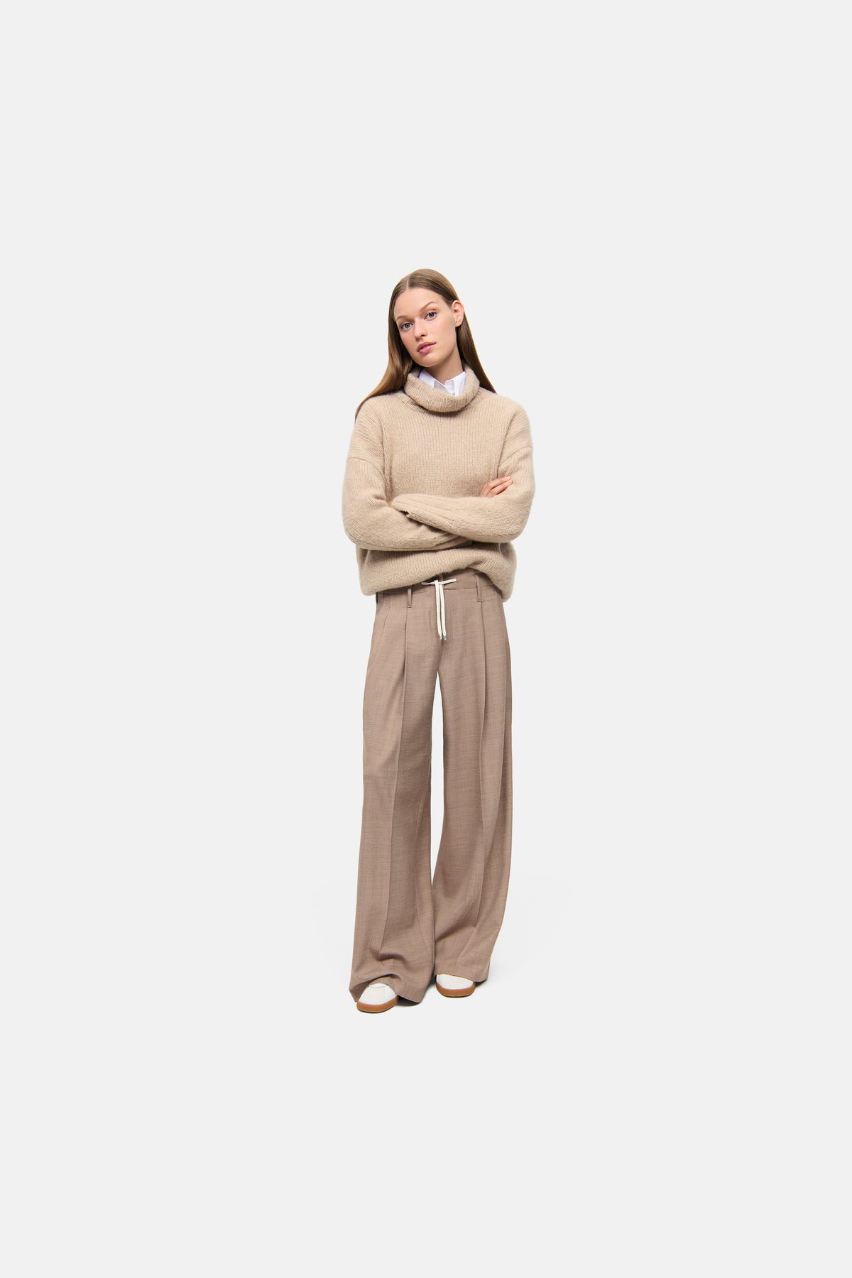 Damenhose in Camel Melange, Wide Leg, aus 53% Polyester, 43% Schurwolle, 4% Elasthan, getragen in einem neutralen Kontext.