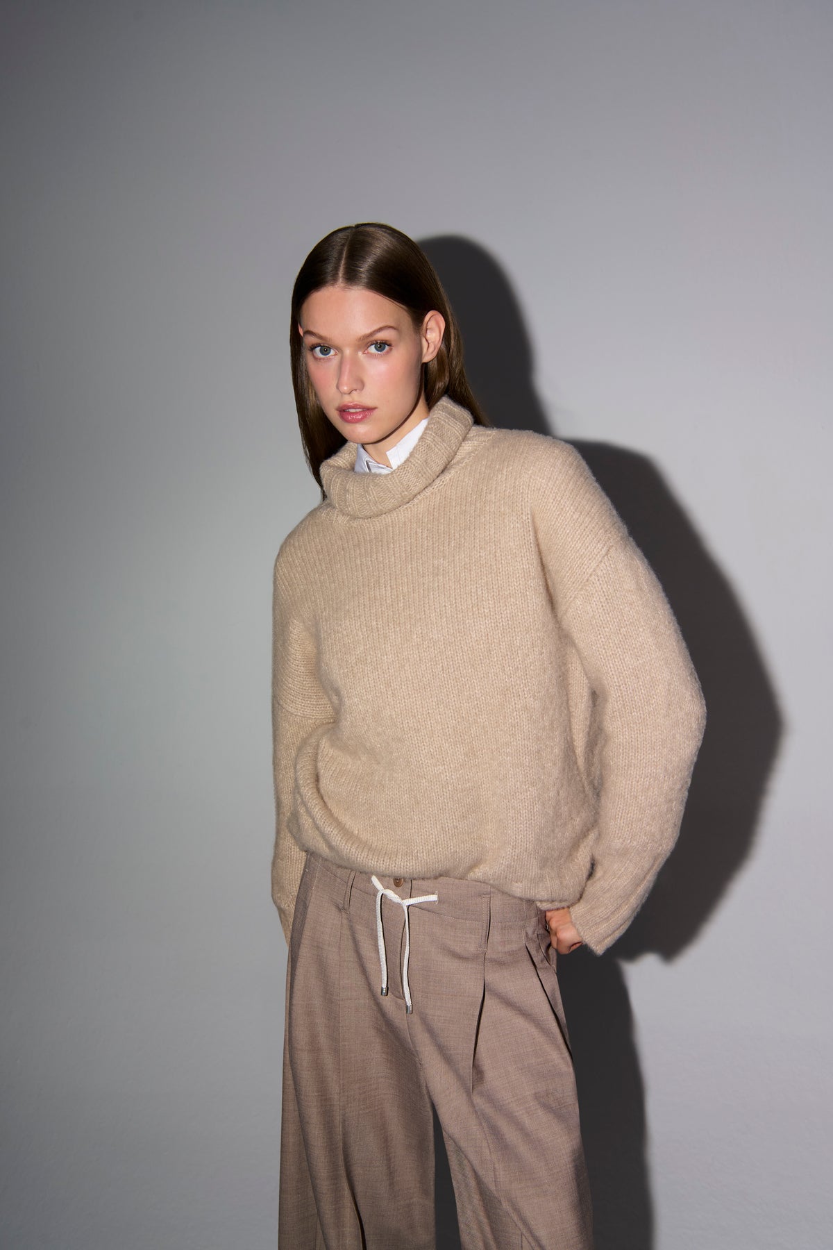 Weite Hose in Camel Melange, Typ: Wide Leg, Material: 53% Polyester, 43% Schurwolle, 4% Elasthan; getragen in einem Studioumfeld.