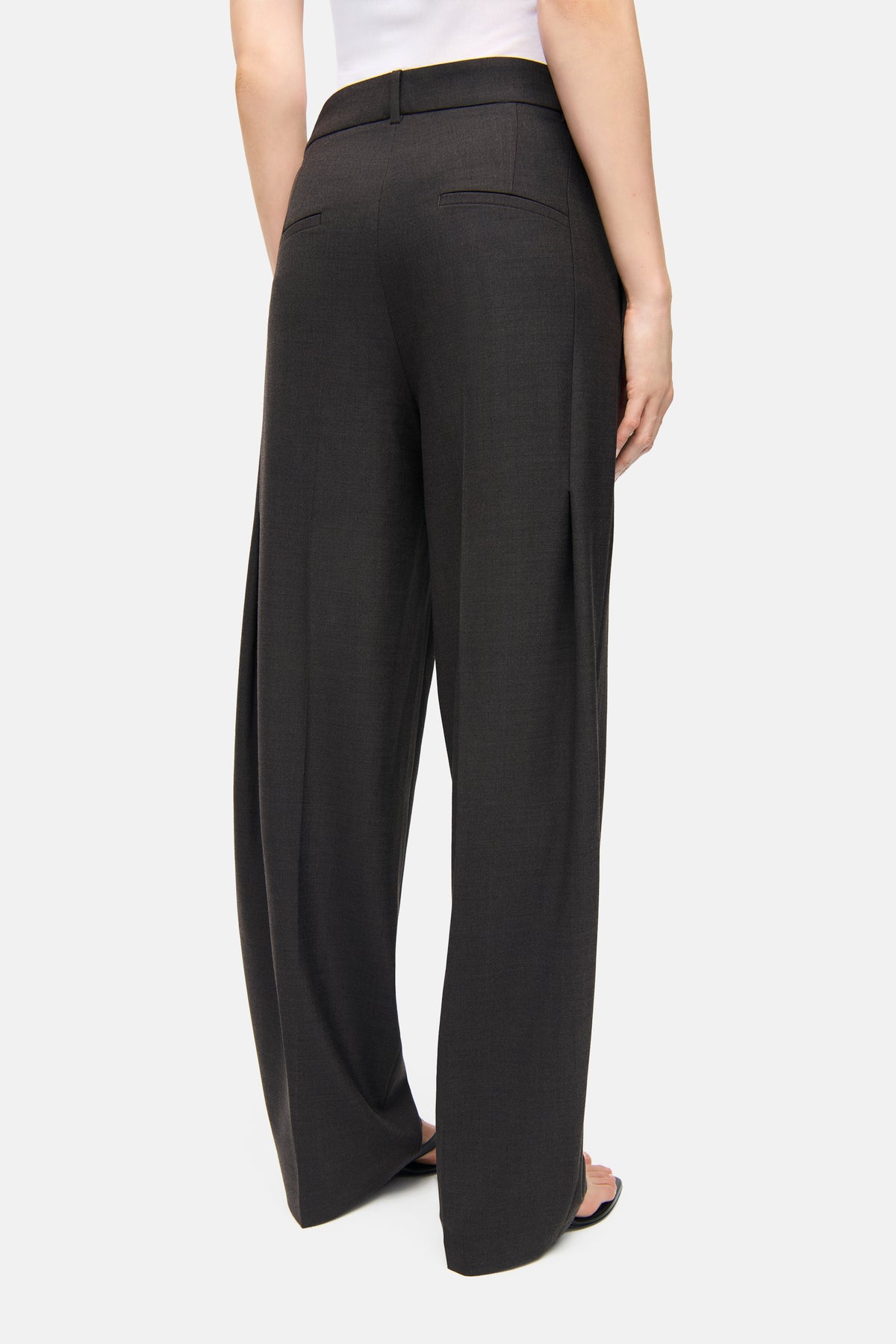 O-Shape Hose in warmem Braunton, gefertigt aus 53% Polyester, 43% Schurwolle, 4% Elasthan. Getragen in einem entspannten, lässigen Szenario.