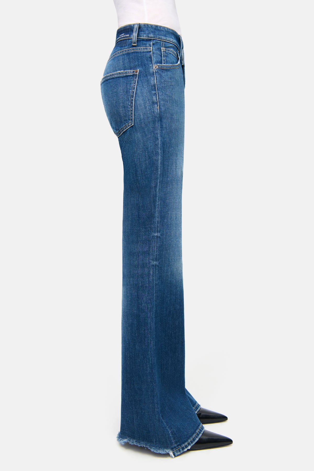 Blaue ausgestellte Jeans aus 98% Baumwolle und 2% Elasthan, getragen in einem urbanen, lässigen Look.