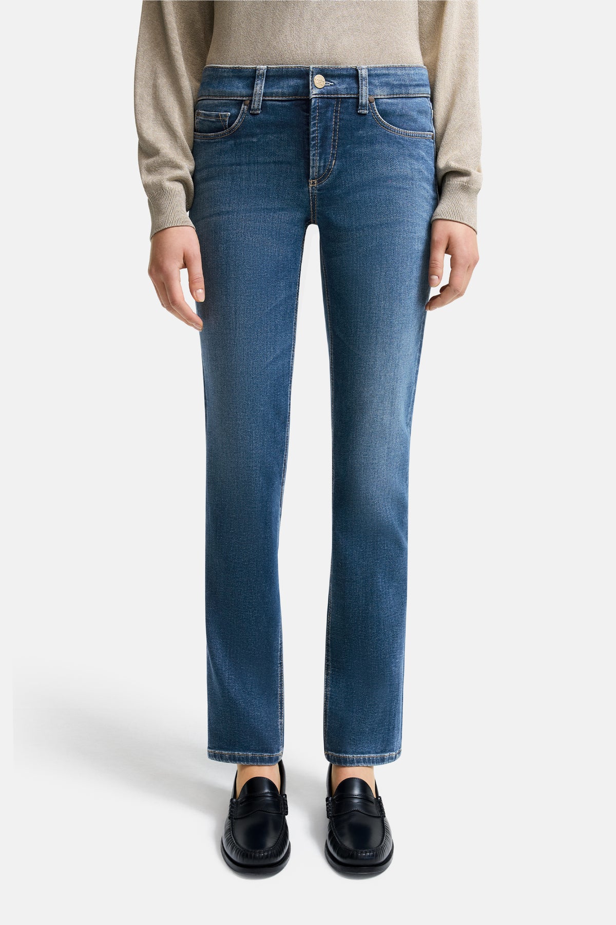 Blaue Slim-Fit-Jeans mit 5 Taschen, aus 81% Baumwolle, 11% Lyocell, 6% Elastomultiester T400, 2% Elasthan. Getragen von einer Person.