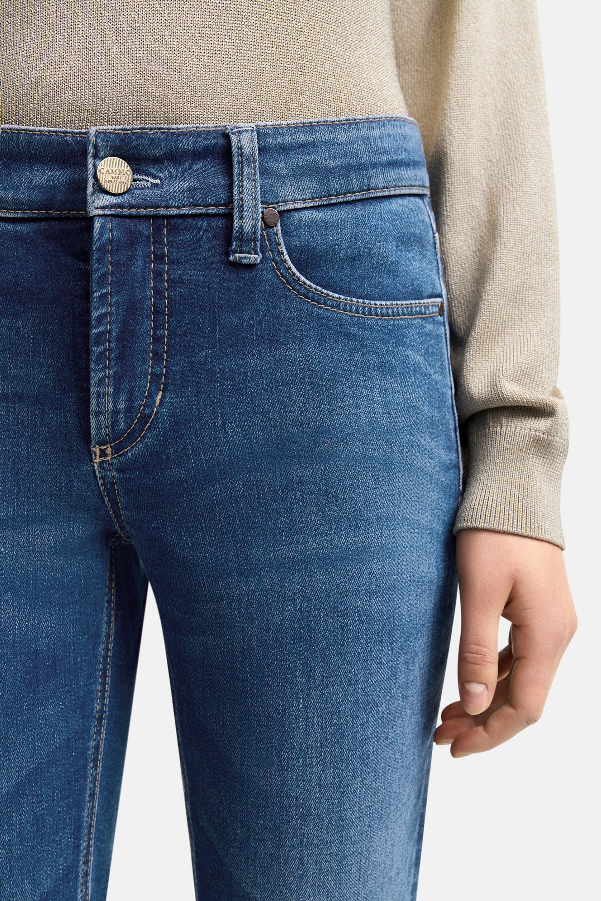 Blaue Slim Fit Jeans, 5-Pocket-Stil, aus 81% Baumwolle, 11% Lyocell, 6% Elastomultiester T400, 2% Elasthan. Getragen in Freizeitkleidung.