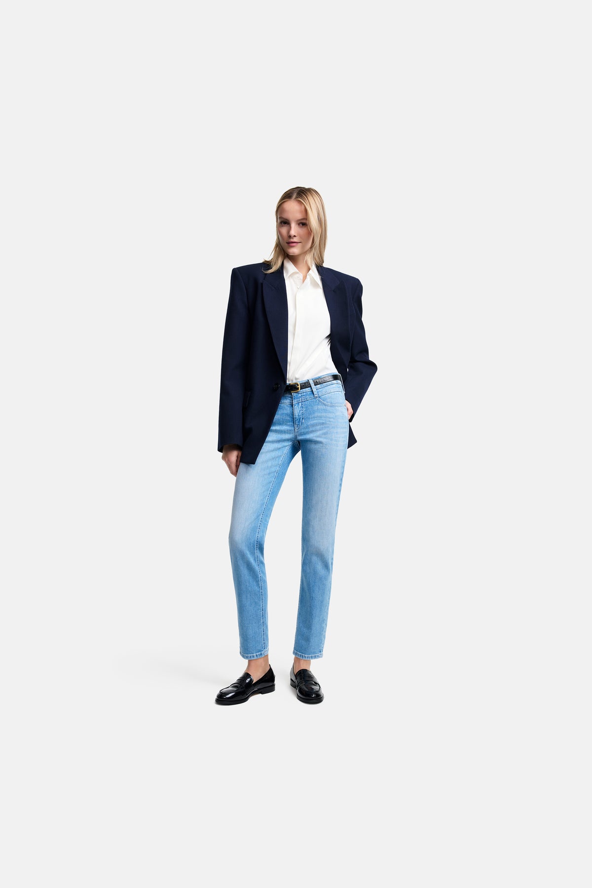 Dame trägt hellblaue Slim-Fit-Jeans aus 94 % Baumwolle, 4 % Elastomultiester T400 und 2 % Elasthan in urbanem Look.