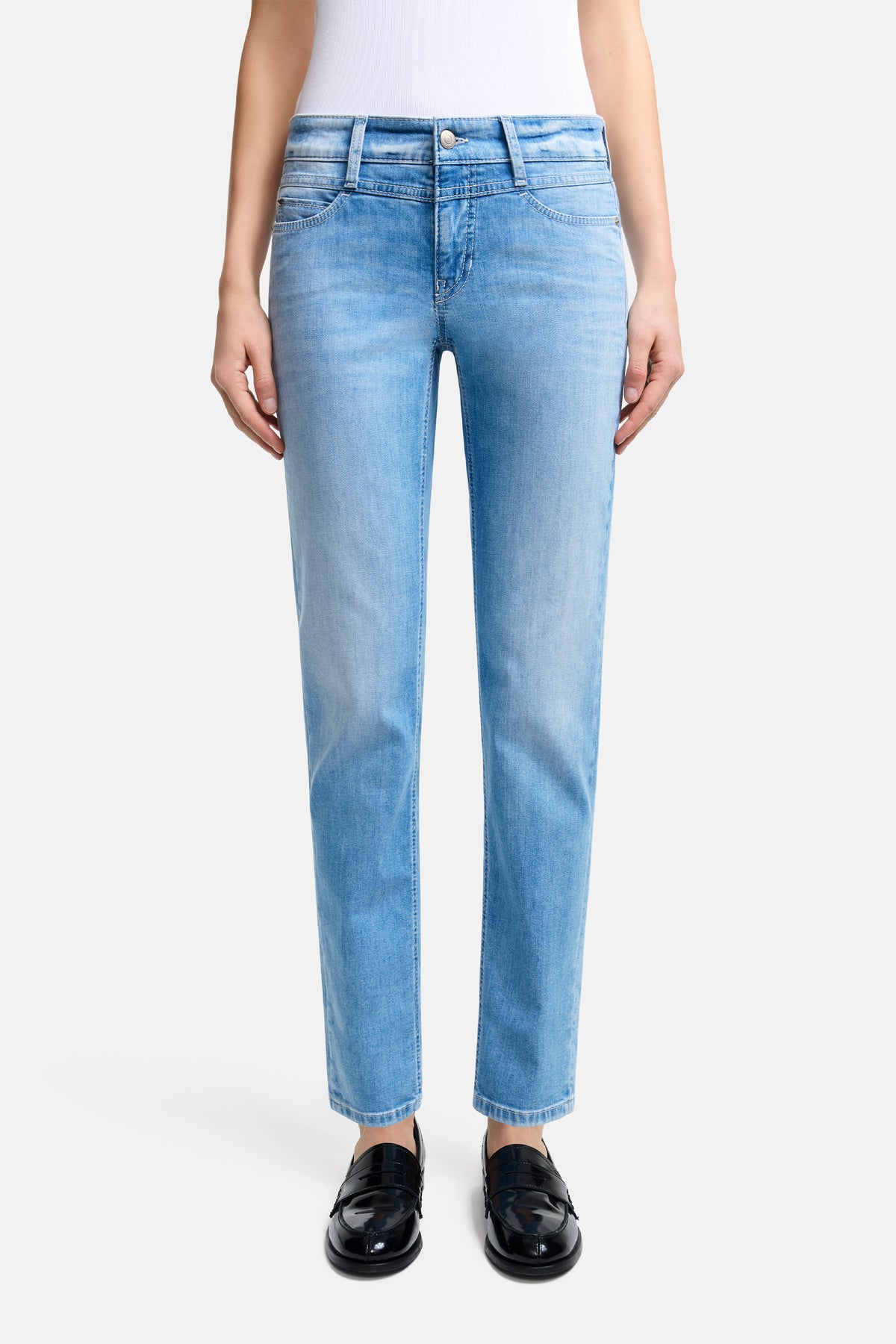 Hellblaue Slim-Fit Jeans aus 94% Baumwolle, 4% Elastomultiester T400 und 2% Elasthan, getragen in urbaner Umgebung.