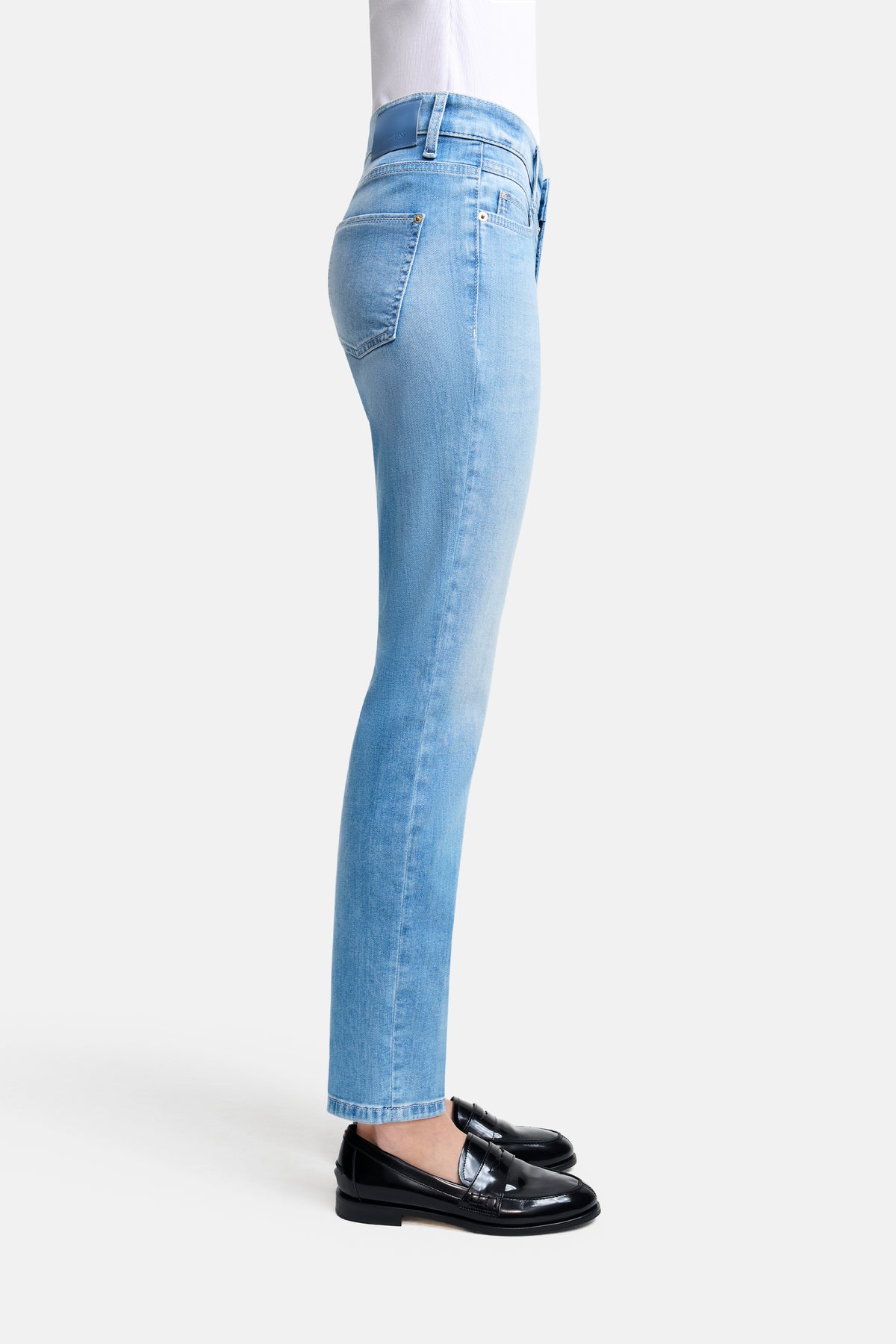 Blaue Slim-Fit-Jeans aus 94% Baumwolle, 4% Elastomultiester T400, 2% Elasthan. Getragen mit schwarzen Loafern.