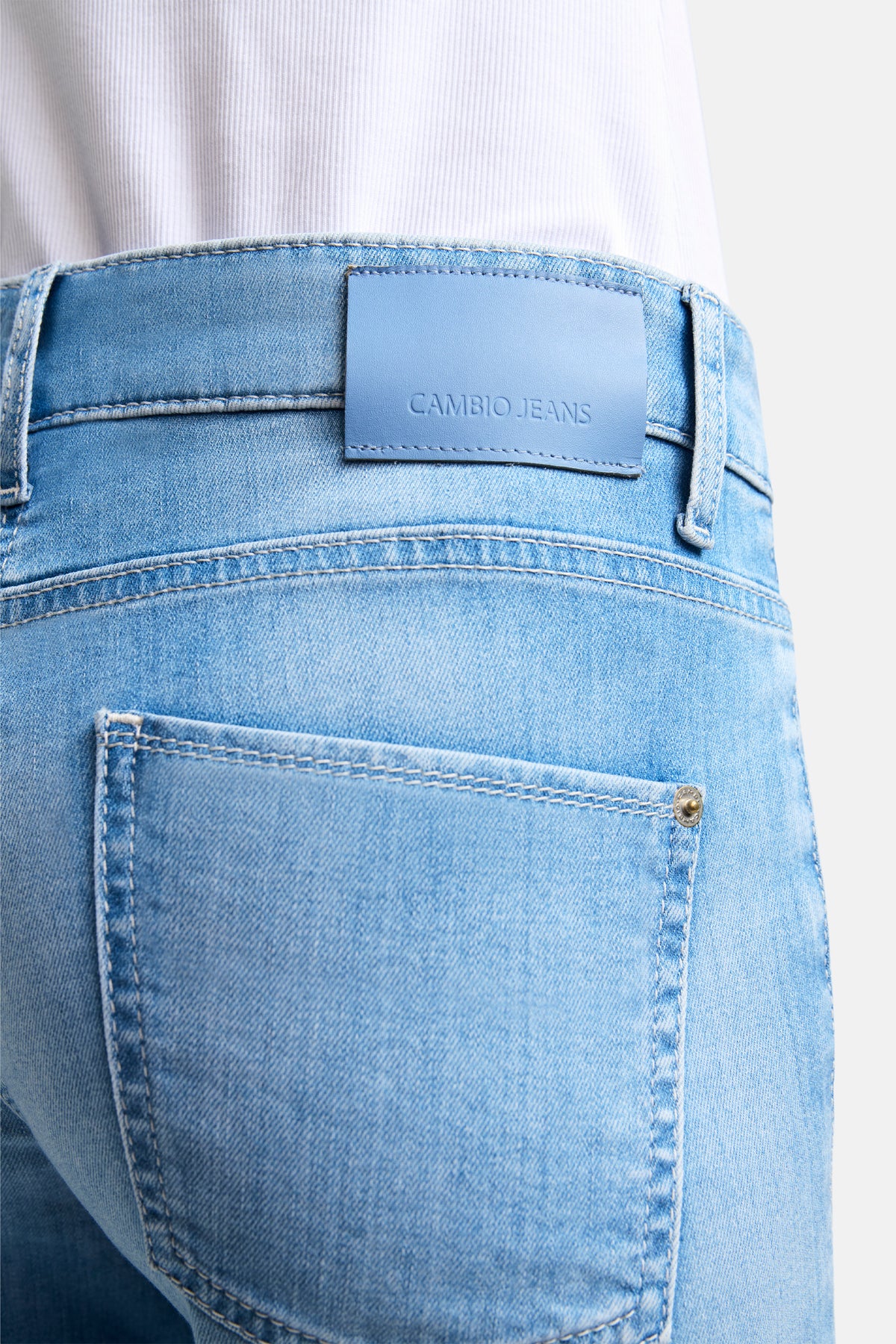 Blaue Slim-Fit Jeans aus 94% Baumwolle, 4% Elastomultiester und 2% Elasthan. Rückenansicht, mit blauer Markenetikett.