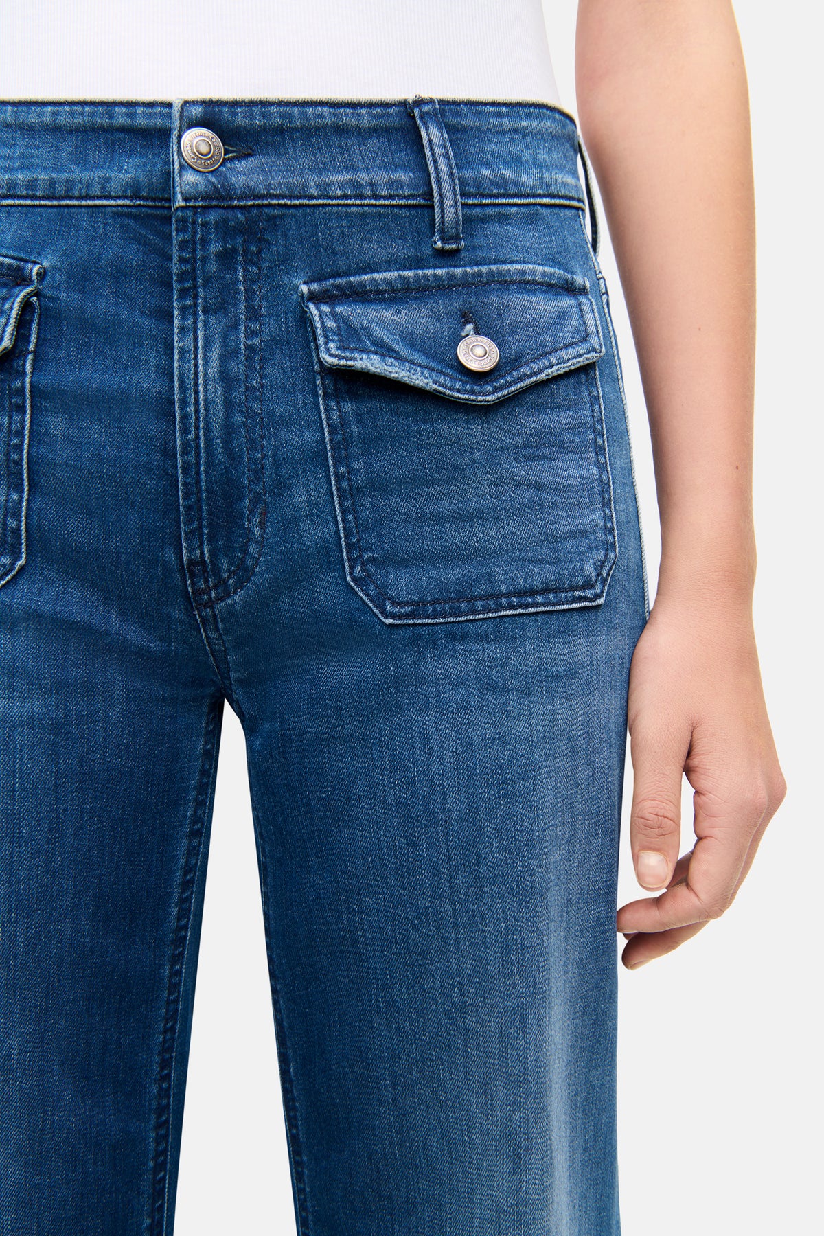 Weite Jeans in klassischem Blau mit aufgesetzten Vordertaschen und Knopfdetails, 94 % Baumwolle.