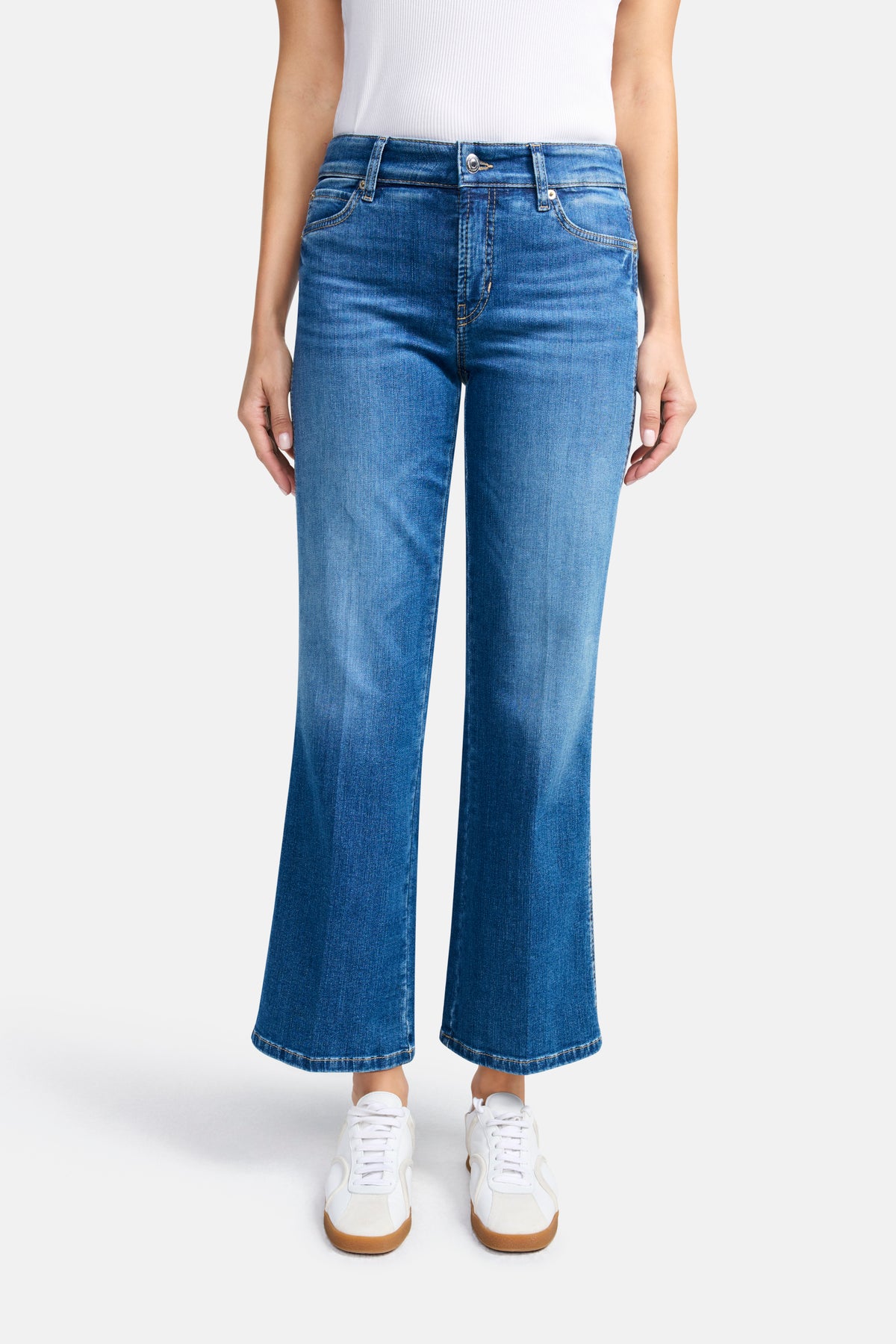 Hellblaue, ausgestellte Jeans in verkürzter Länge, Material: 92% Baumwolle, 6% Elastomultiester T400, 2% Elasthan.