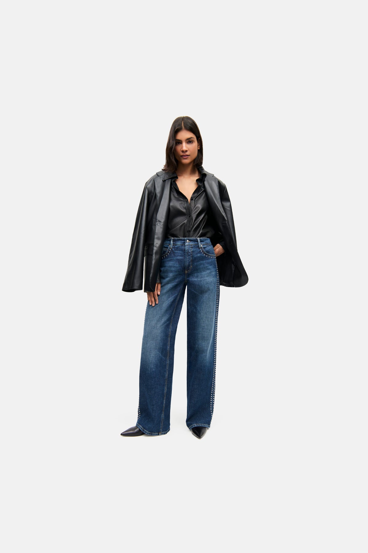 Blaue Wide Leg Jeans aus 98% Baumwolle und 2% Elasthan, getragen von einer Frau, die eine schwarze Lederjacke im urbanen Stil trägt.
