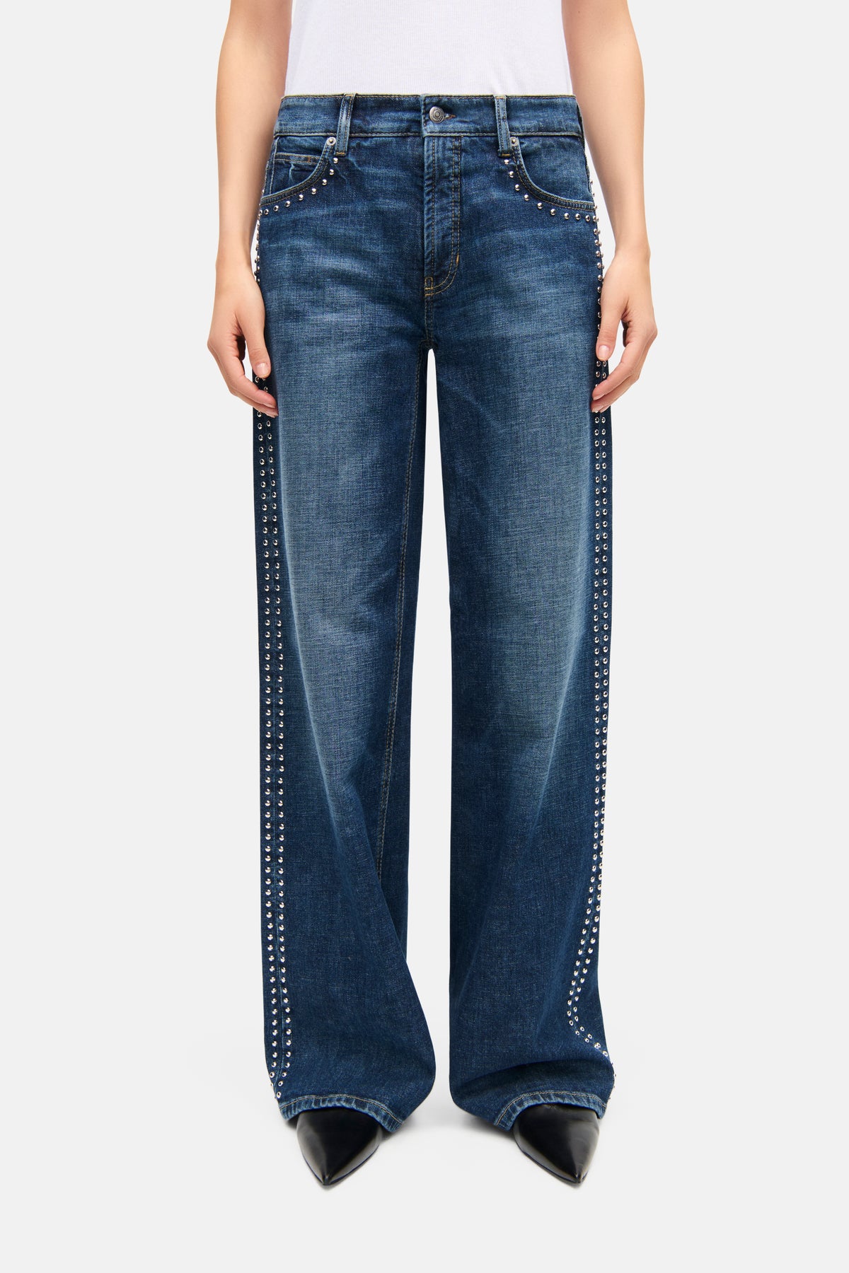 Weite, lange 5-Pocket-Jeans in Blau, mit dekorativen Nieten an den Seiten und Taschen, Material aus 98% Baumwolle, 2% Elasthan.