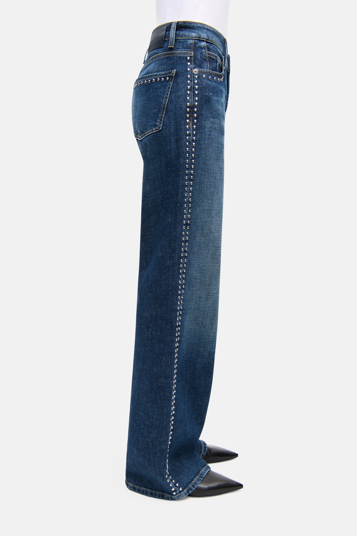 Weite Jeans in Blau mit Nieten an den Seiten, Material: 98% Baumwolle, 2% Elasthan, im urbanen, modernen Look.