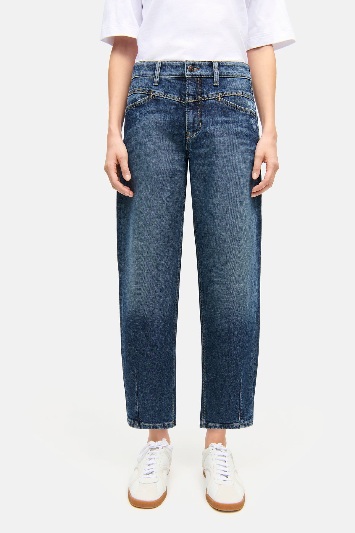 Blaue O-Shape Jeans aus 98% Baumwolle und 2% Elasthan, getragen von einer Person. Sie stehen in entspannter Pose.