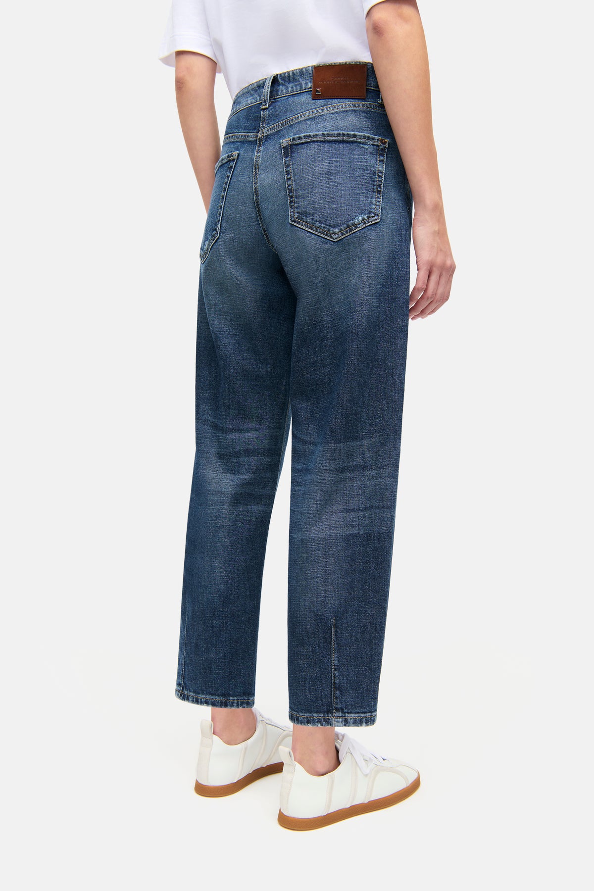 Blaue O-Shape-Jeans aus 98% Baumwolle, 2% Elasthan, getragen in Freizeitkleidung mit Sneakers.