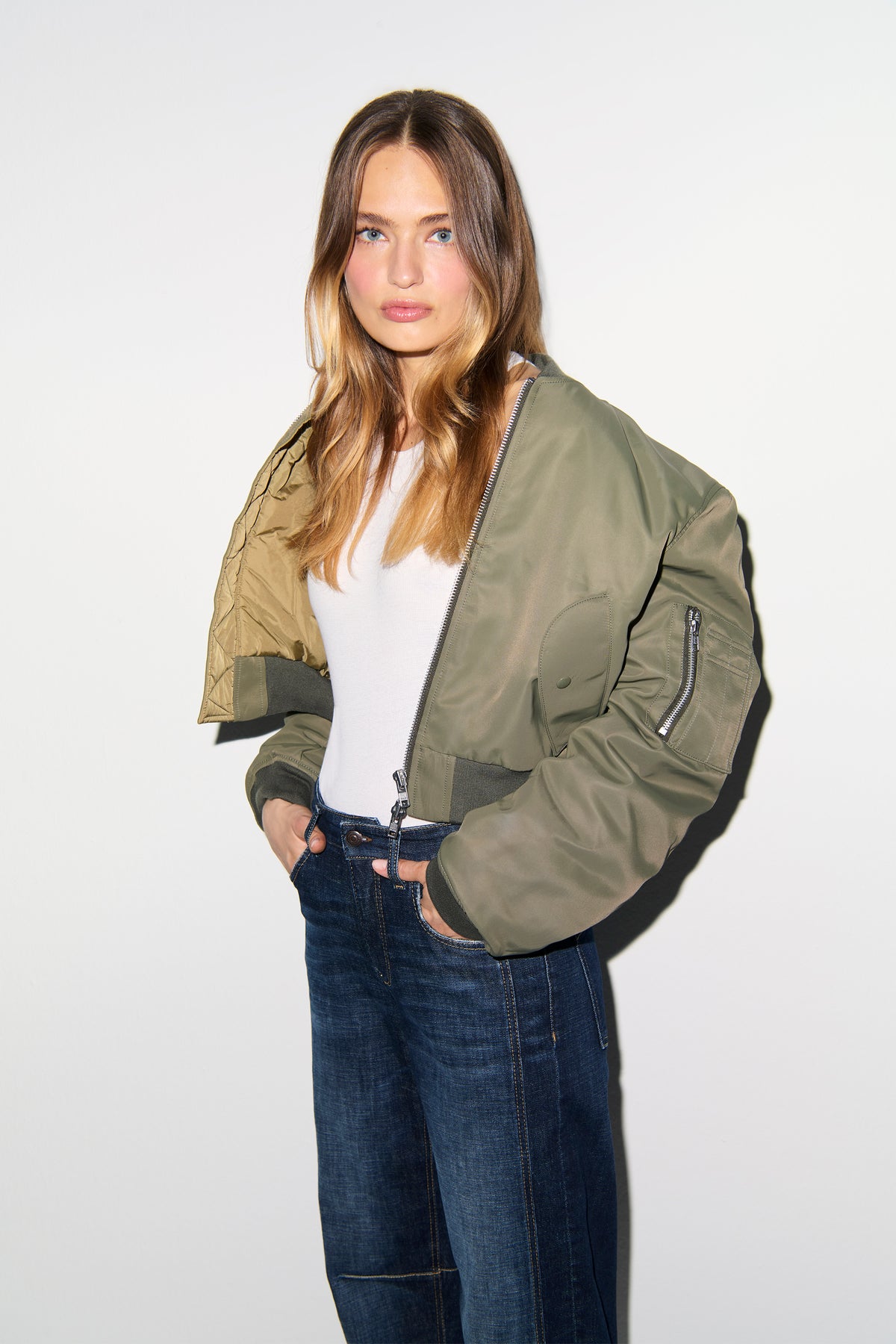 Dunkelblaue O-Shape-Jeans mit verkürzter Länge, aus 98% Baumwolle und 2% Elasthan. Getragen von einer Frau in Freizeitkleidung.