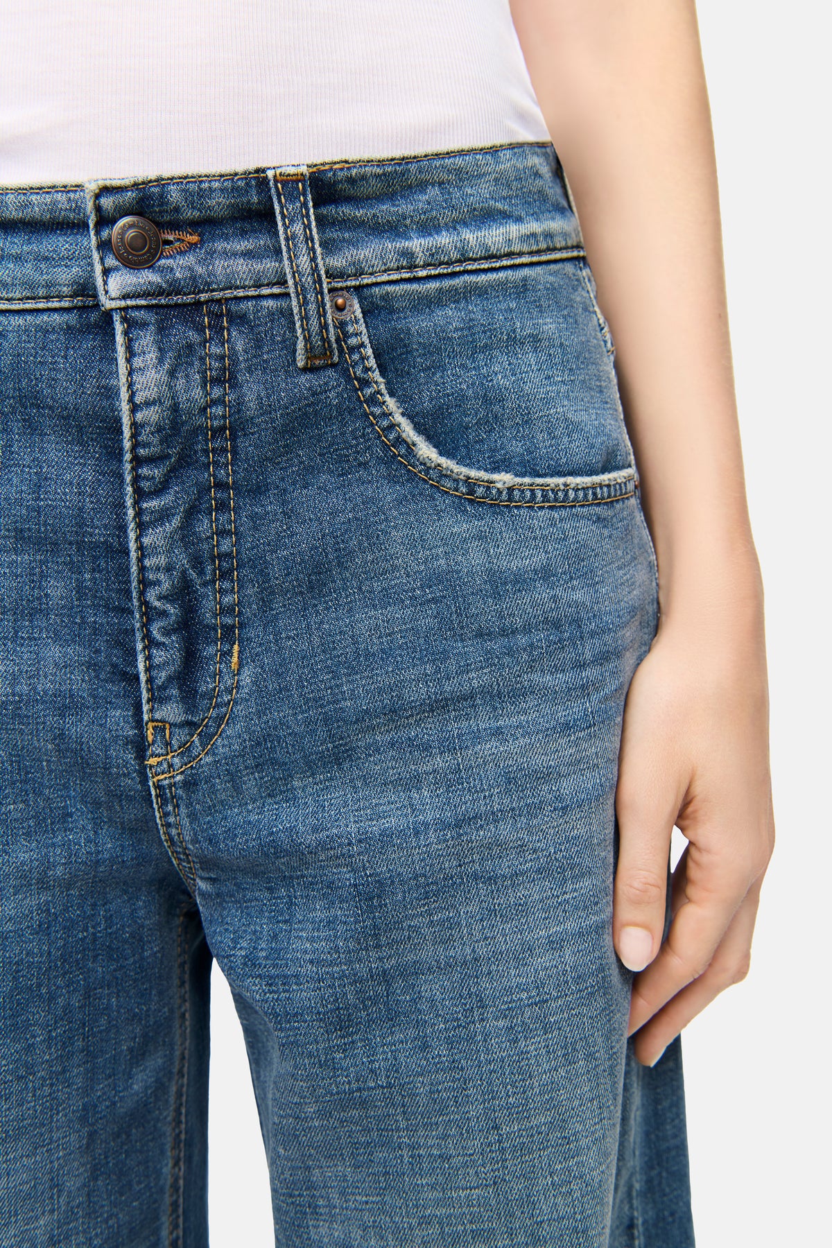 Dunkelblaue Baggy-Jeans, aus 98% Baumwolle und 2% Elasthan, mit Five-Pocket-Design. Person hält die Hand in der Tasche.