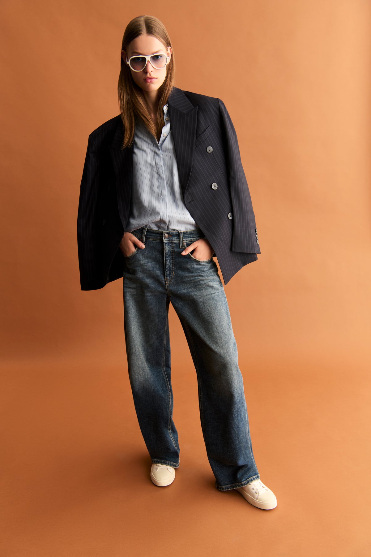 Baggy Fit Jeans in Dunkelblau, aus 98% Baumwolle und 2% Elasthan, getragen in einem urbanen, modischen Kontext.