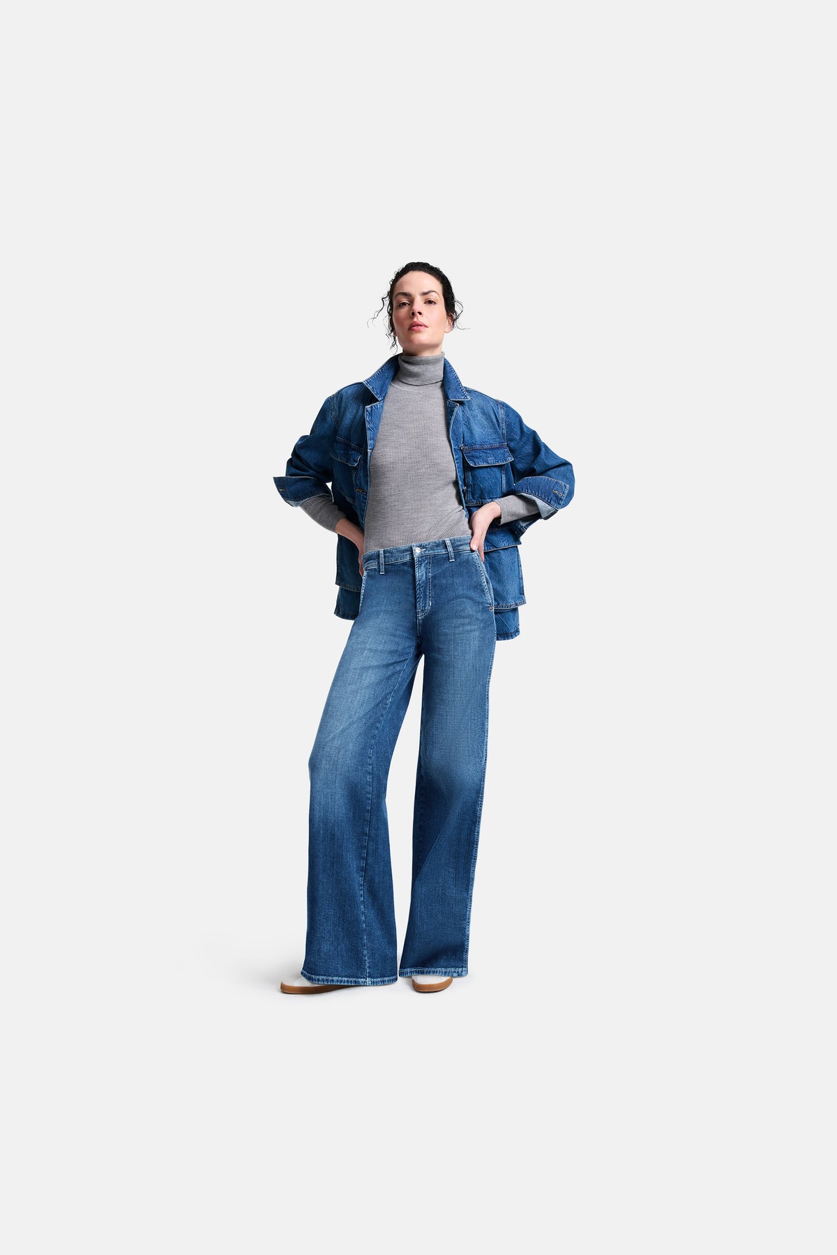 Dunkelblaue Wide-Leg-Jeans aus Baumwolle mit Elastomultiester und Elasthan, getragen von einer Person in einer Freizeitkleidungskulisse.