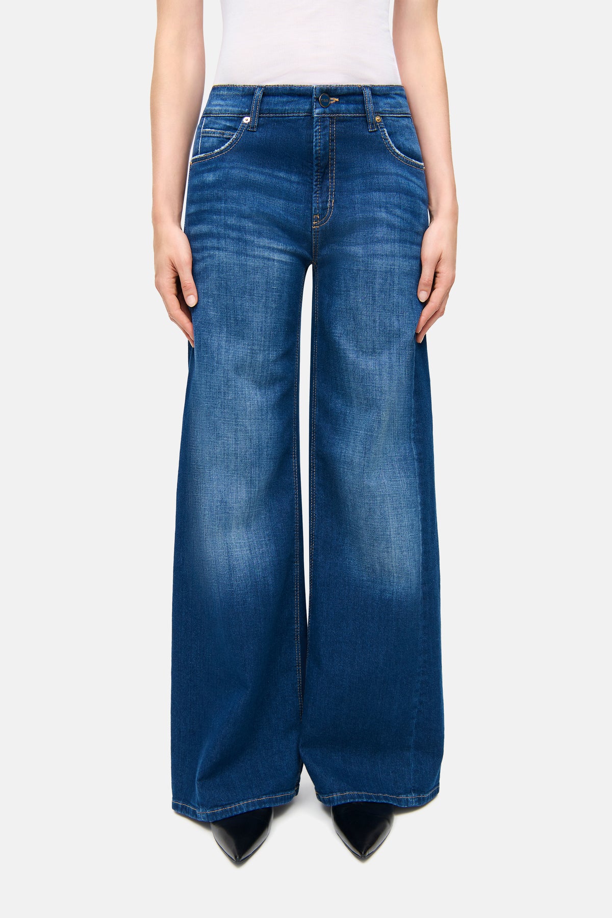 Blaue Palazzo-Jeans aus 92% Baumwolle, 6% Elastomultiester T400, 2% Elasthan, getragen von einer Person in einer Studioaufnahme.