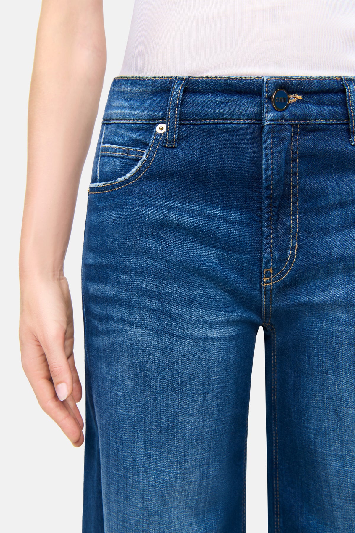 Dunkelblaue Palazzohose aus Denim getragen von einer Person. Material: 92% Baumwolle, 6% Elastomultiester, 2% Elasthan.