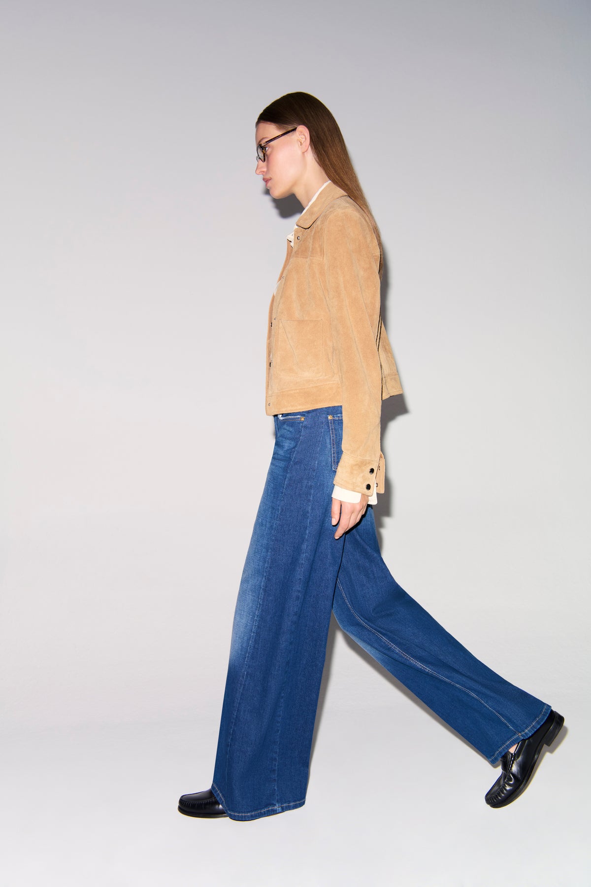 Blaue Palazzo-Jeans aus Denim mit seitlichem Einsatz, 5-Pocket-Design, aus 92 % Baumwolle, 6 % Elastomultiester T400, 2 % Elasthan. In Bewegung.