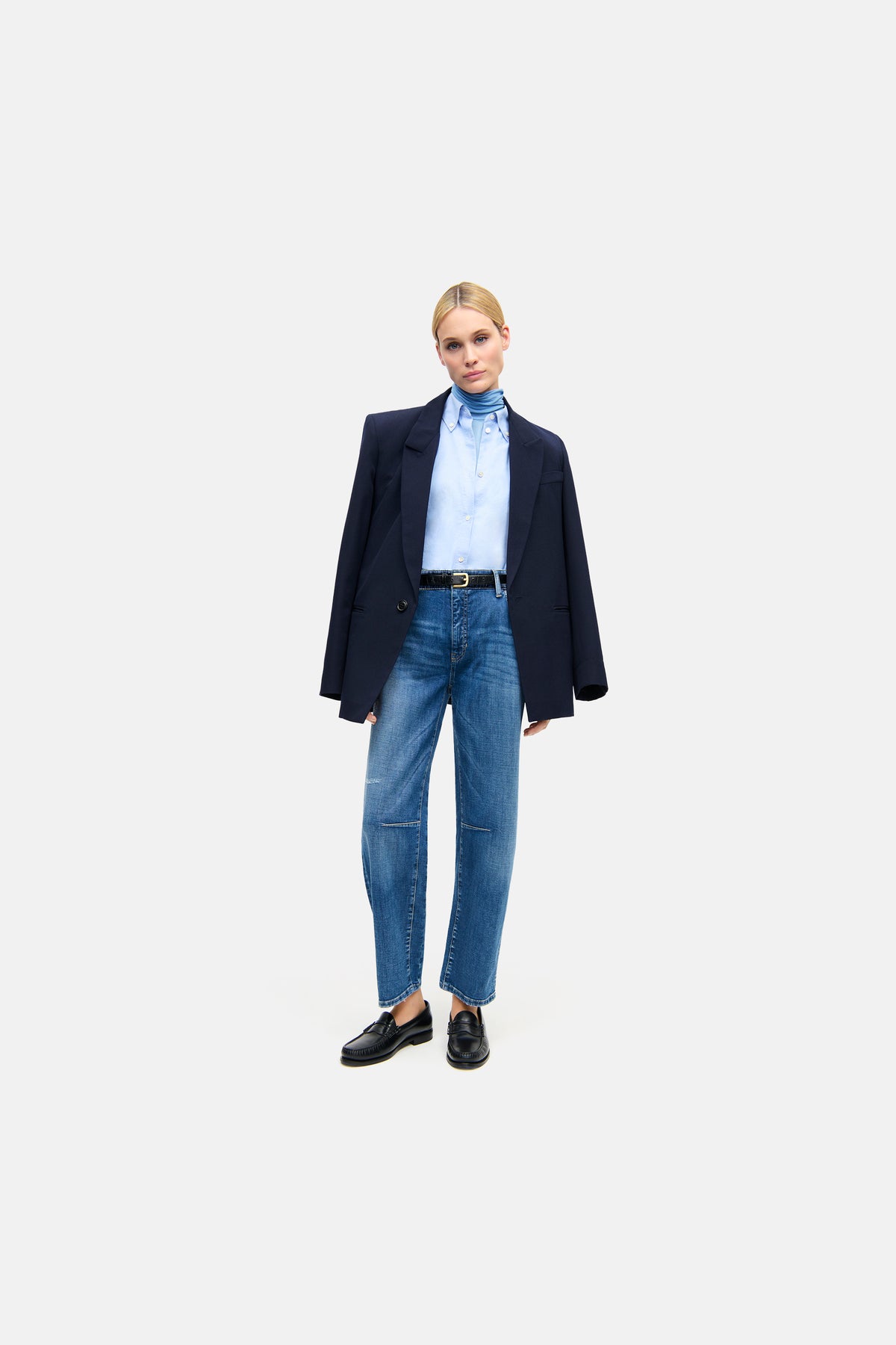 Blaue O-Shape Jeans, verkürzt, 92% Baumwolle, 6% Elastomultiester, 2% Elasthan. Getragen in Büro-Setting mit Blazer und Hemd.