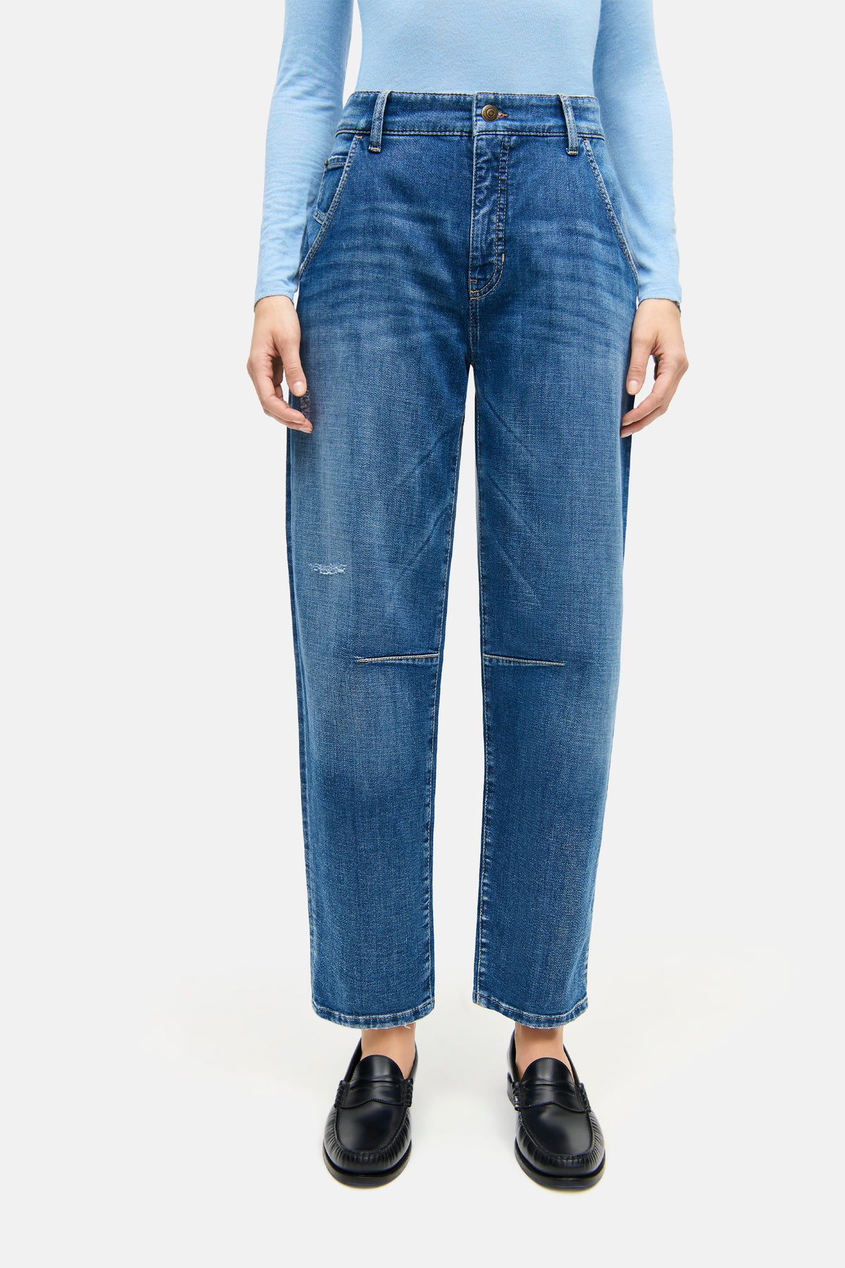 Blaue O-Shape Jeans mit verkürzter Länge, 5-Pocket-Design. Material: 92% Baumwolle, 6% Elastomultiester T400, 2% Elasthan.