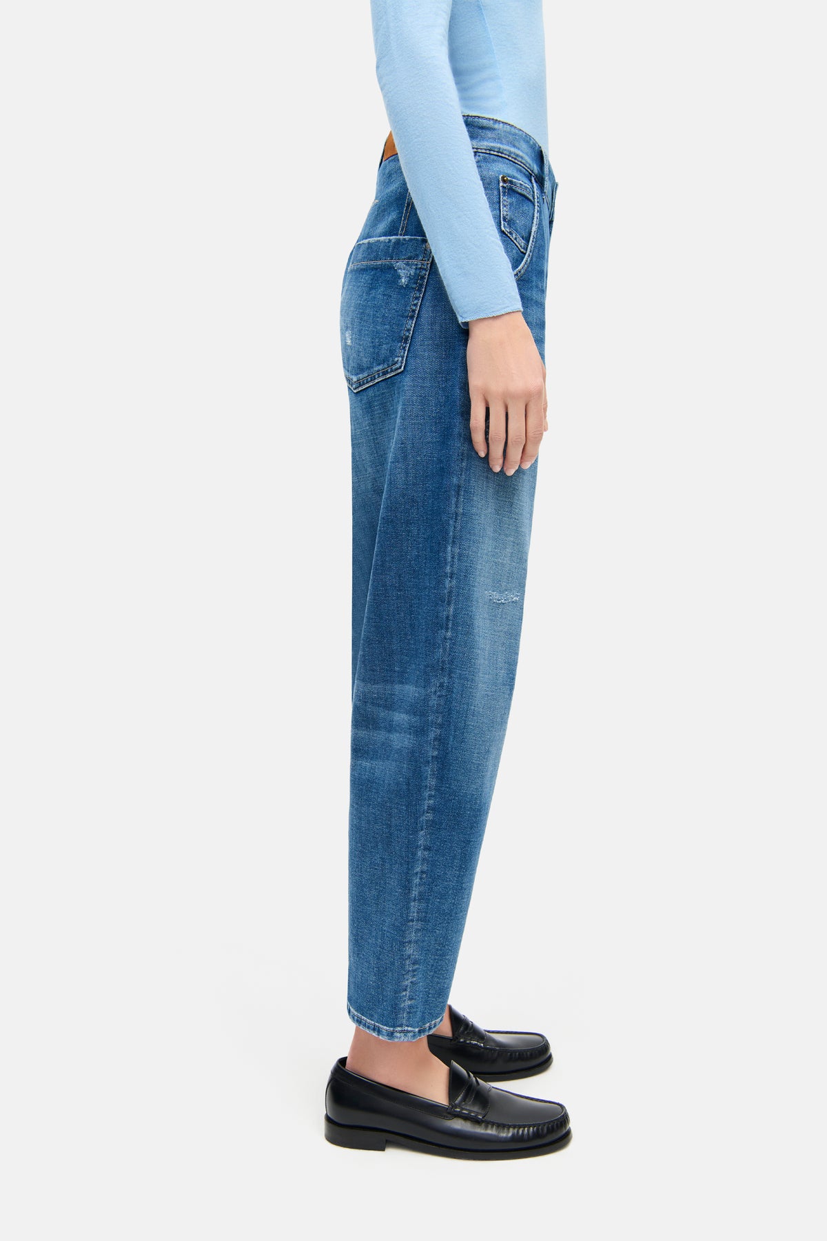 Blaue Jeans in O-Shape aus 92% Baumwolle, 6% Elastomultiester T400 und 2% Elasthan, getragen von einer Person in lässiger Pose.