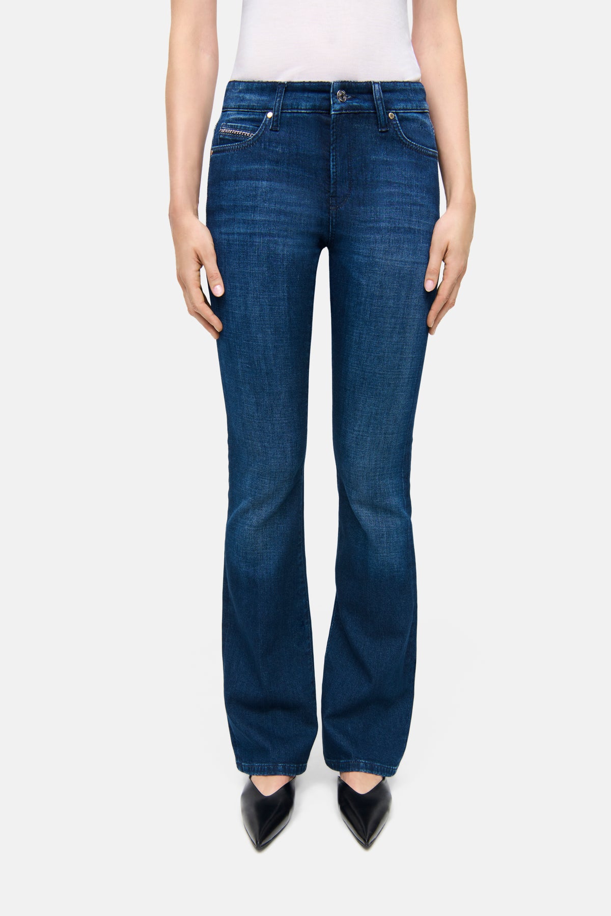 Blaue Flared-Jeans "Paris flared" aus 92 % Baumwolle, 6 % Elastomultiester T400, 2 % Elasthan; getragen in Innenraum.