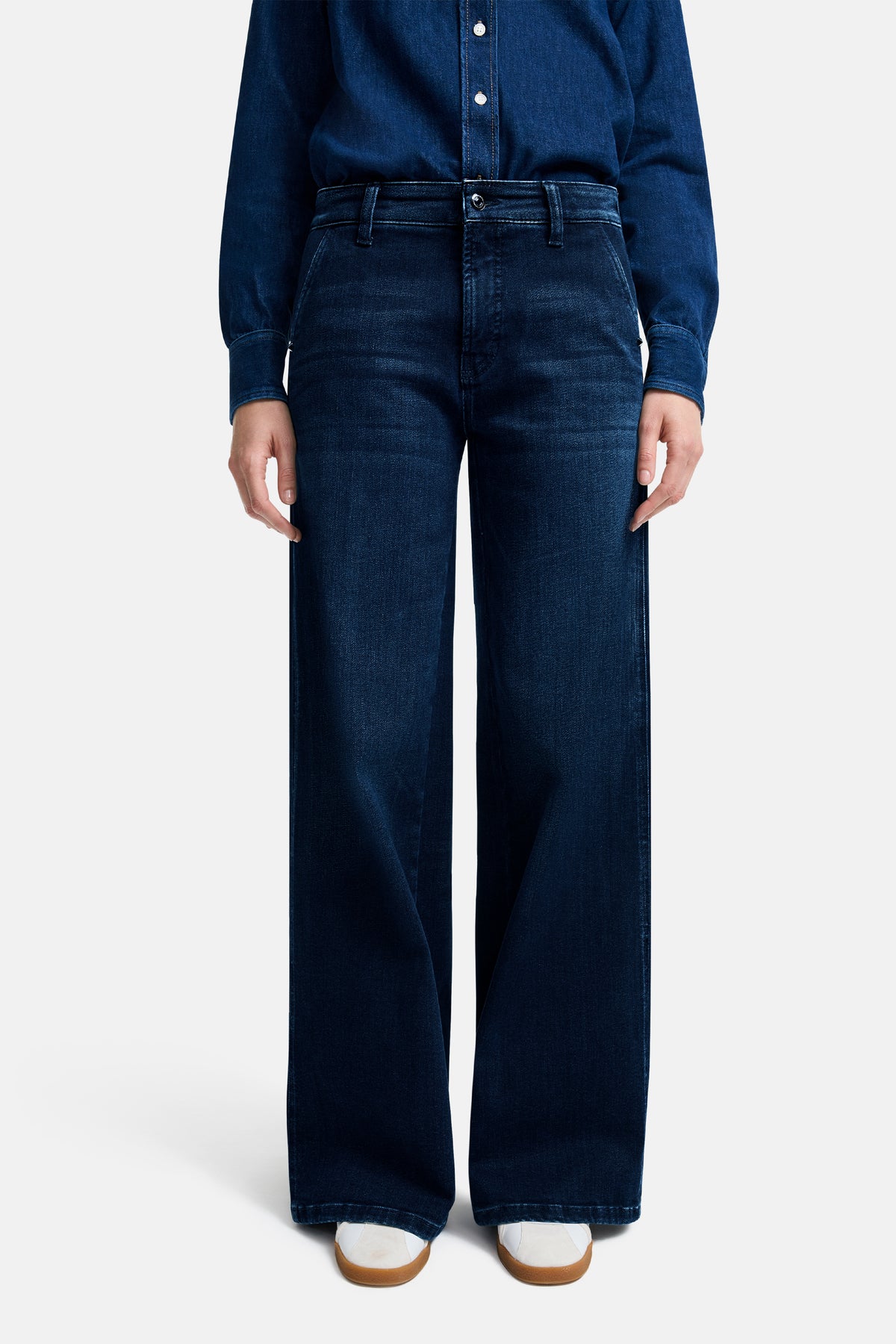 Blaue Wide-Leg-Jeans aus 93% Baumwolle, 5% Polyester und 2% Elasthan, getragen in einem legeren, modernen Style.