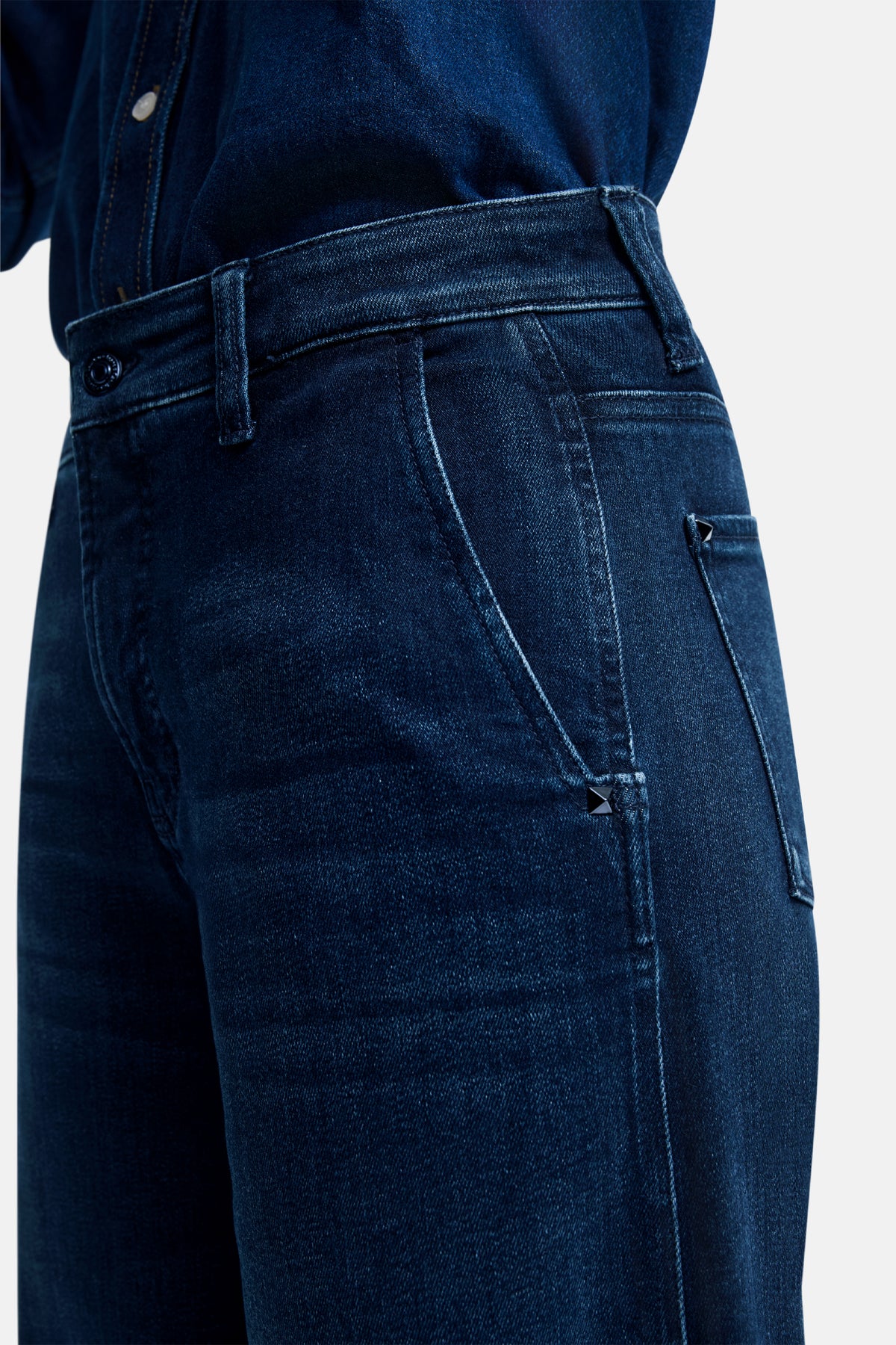 Dunkelblaue Wide-Leg Jeans in voller Länge aus 93% Baumwolle, 5% Polyester, 2% Elasthan. Getragen in einem ungezwungenen Setting.