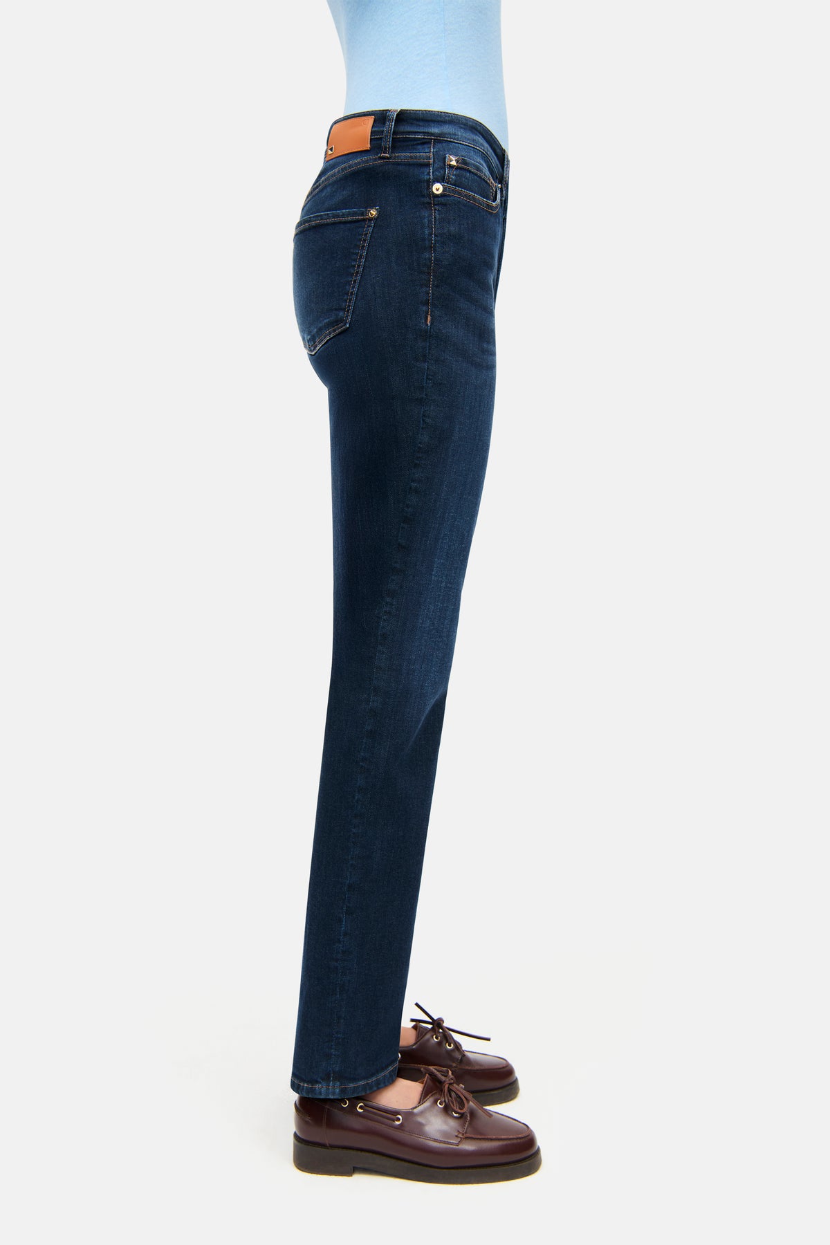 Dunkelblaue Slim-Fit Jeans im klassischen 5-Pocket-Design, aus 93% Baumwolle, 5% Polyester, 2% Elasthan. Getragen in Alltagsumgebung.