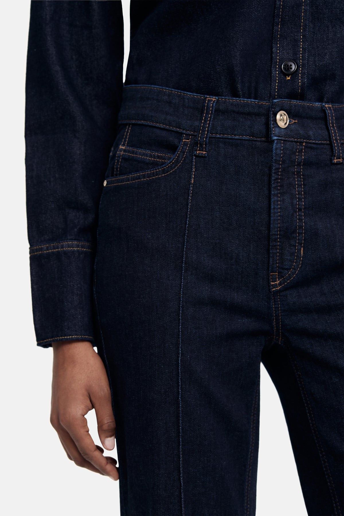 Dunkelblaue Flared-Fit Jeans aus 93% Baumwolle, 5% Polyester, 2% Elasthan. Getragen in einer lässigen Pose.