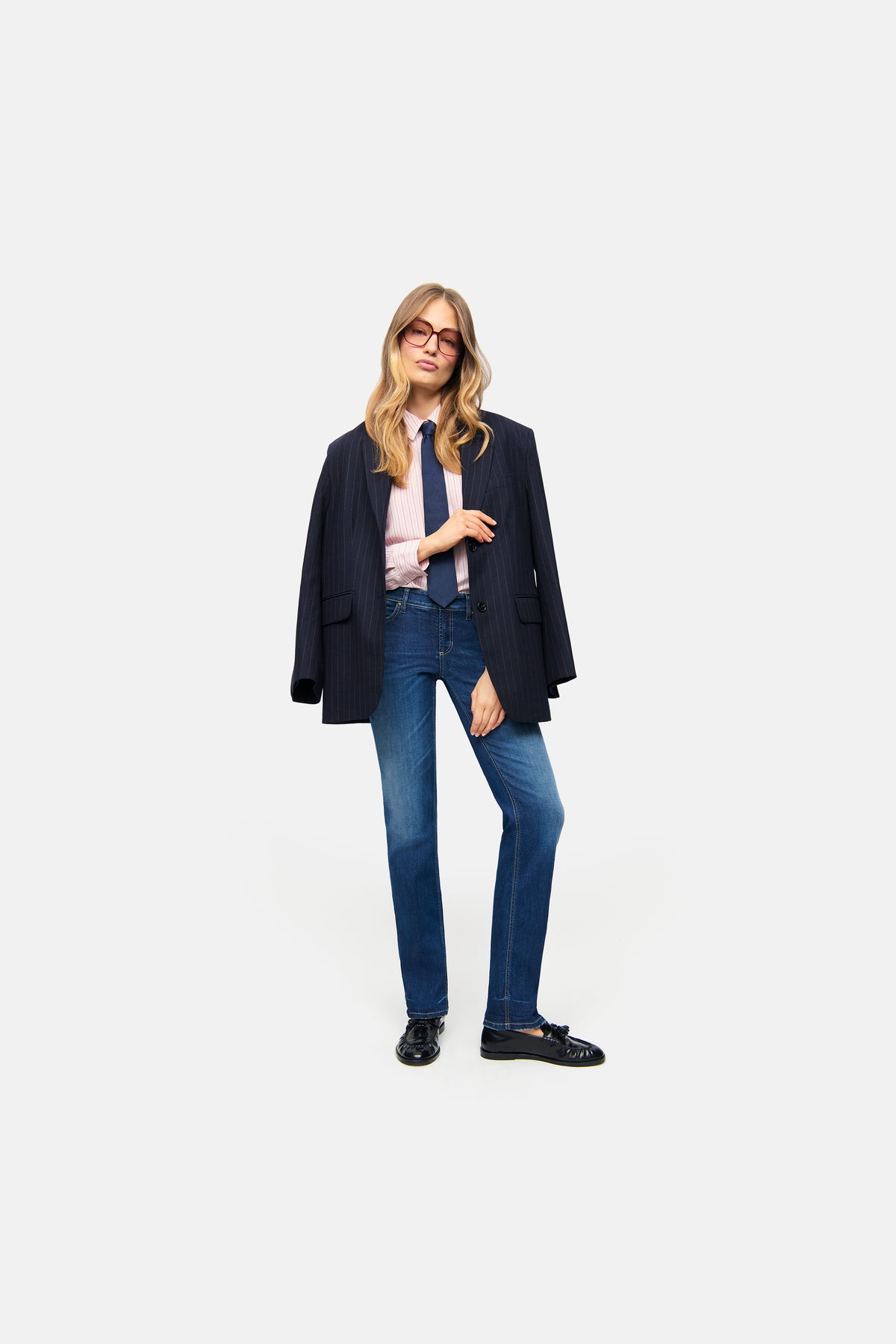 Blaue Slim-Fit-Jeans "Piper long" aus 92% Baumwolle, 6% Elastomultiester T400 und 2% Elasthan. Person in schicker Kleidung.