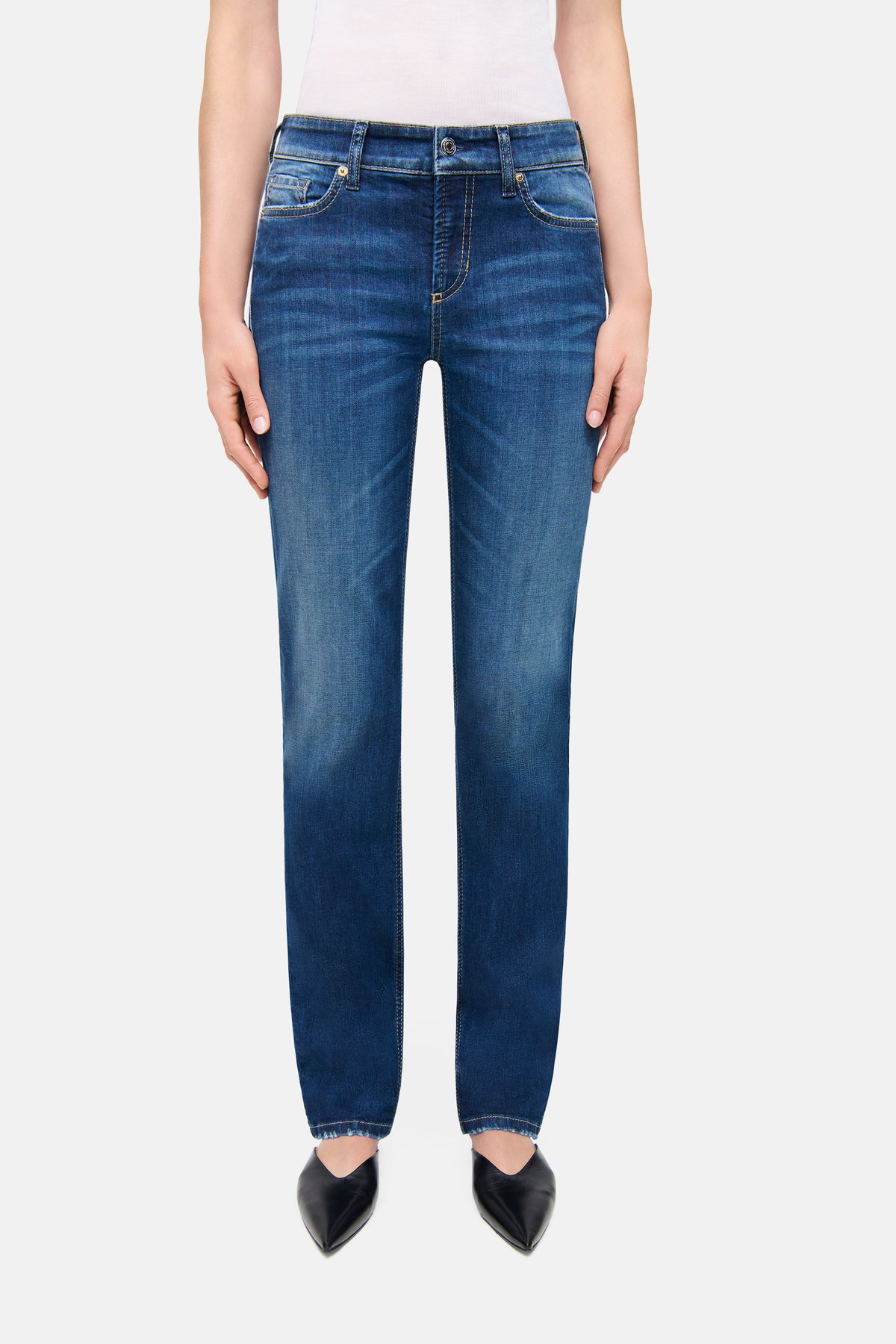 Blaue Slim-Fit-Jeans aus Denim, 92% Baumwolle, 6% Elastomultiester, 2% Elasthan. Getragen in einer stehenden Position.