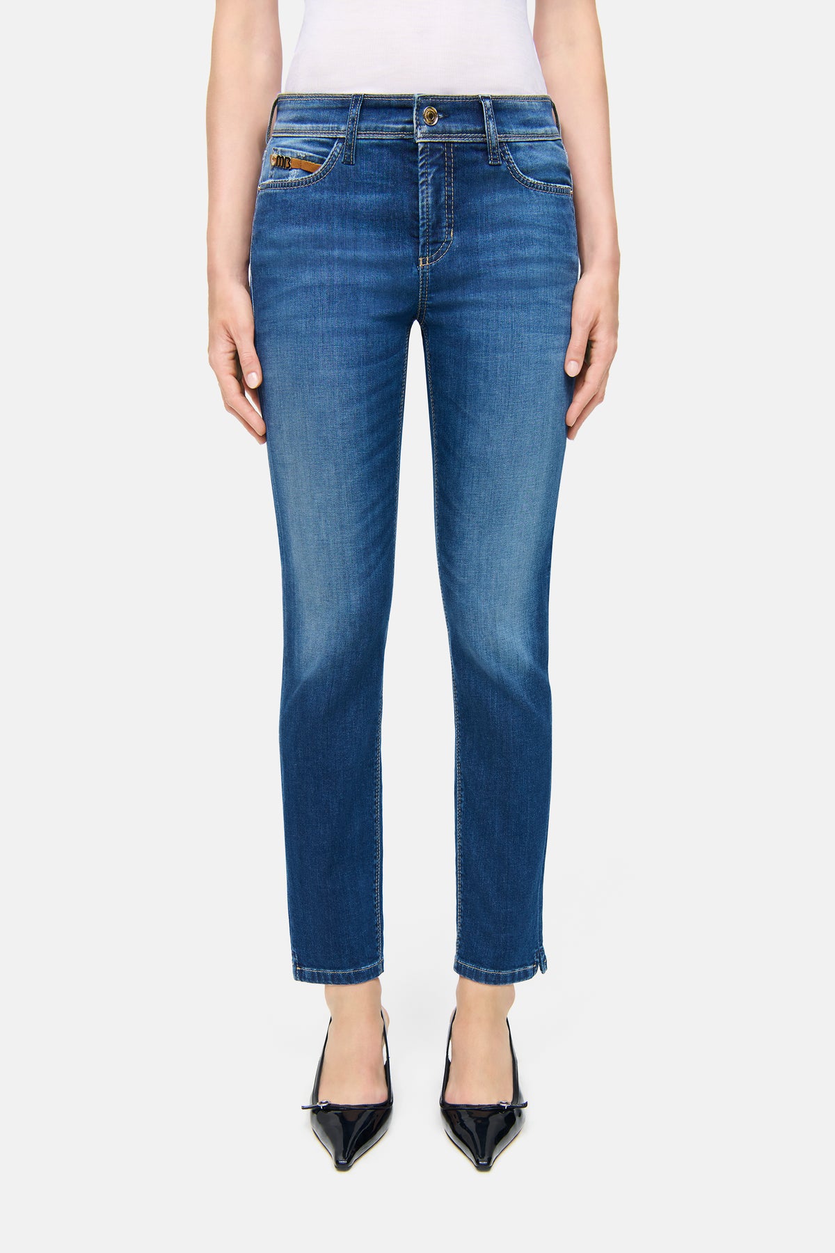 Blaue Slim-Fit-Jeans aus 92% Baumwolle, 6% Elastomultiester T400, 2% Elasthan, getragen in modernem Alltagslook.