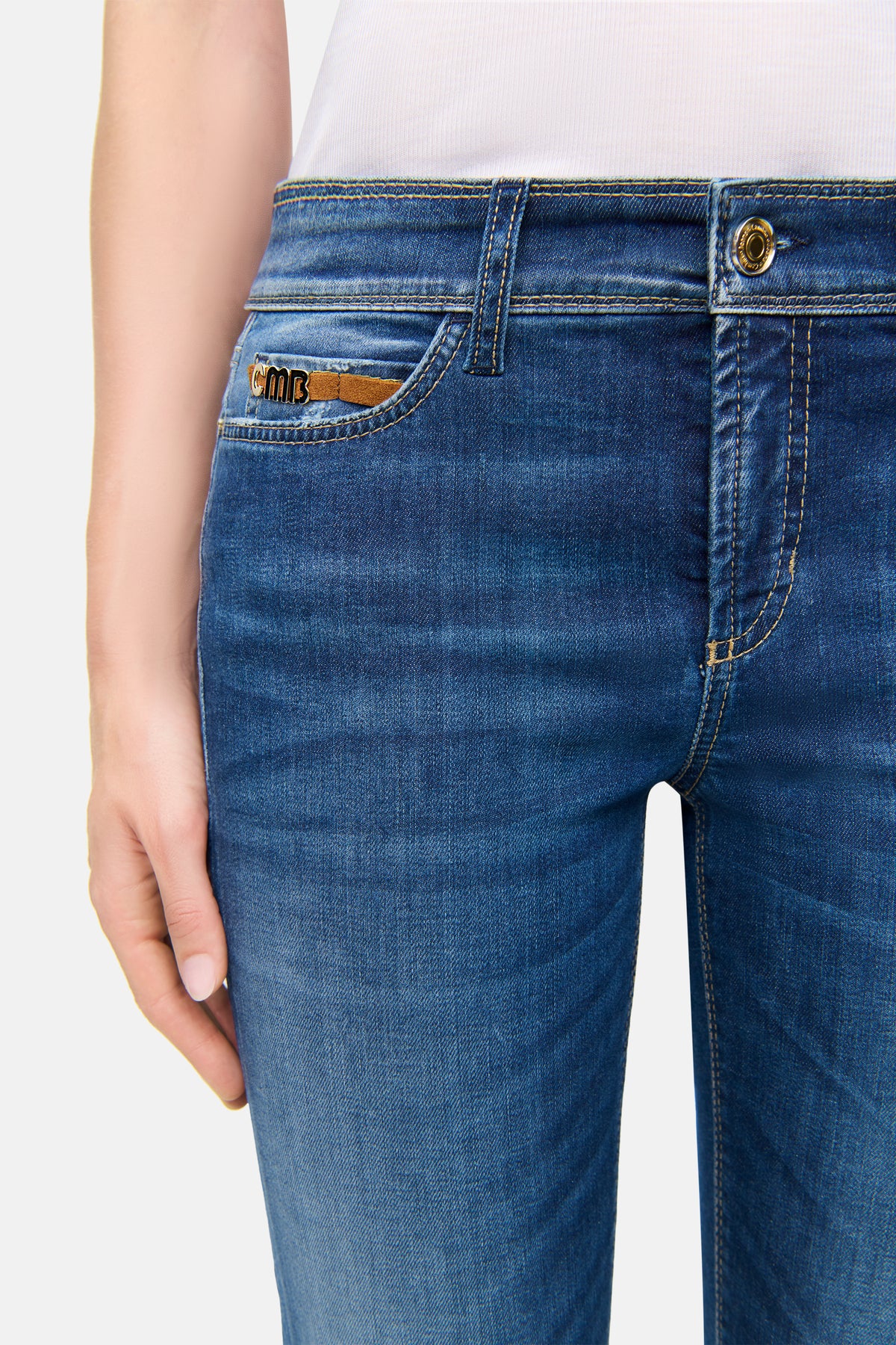 Blaue Slim-Fit-Jeans, verkürzte Länge, 5-Pocket-Design, Material: 92% Baumwolle, 6% T400, 2% Elasthan. Getragen von Person.