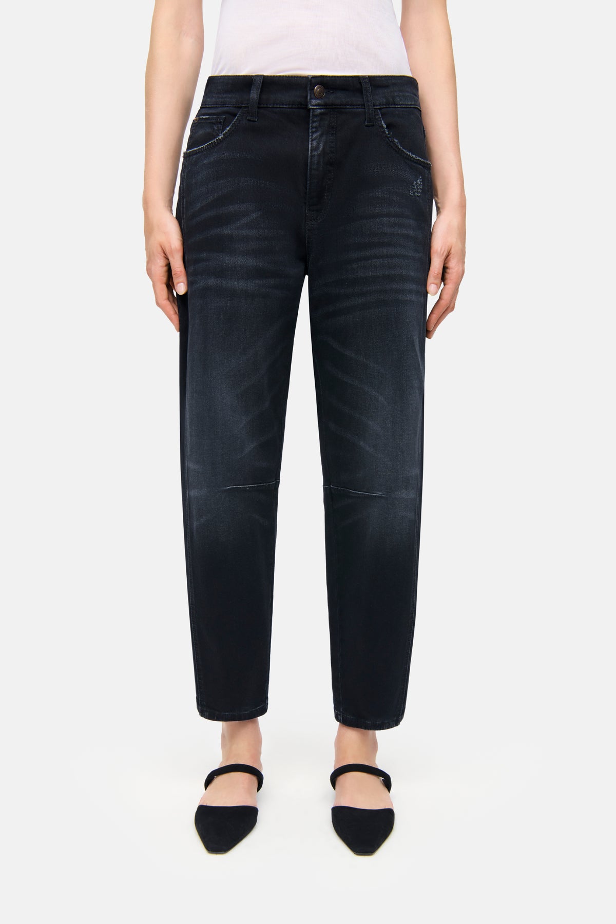 Schwarze O-Shape-Denim-Jeans aus 57% Baumwolle, 37% Modal, 4% Elastomultiester T400, 2% Elasthan, im urbanen Kontext getragen.