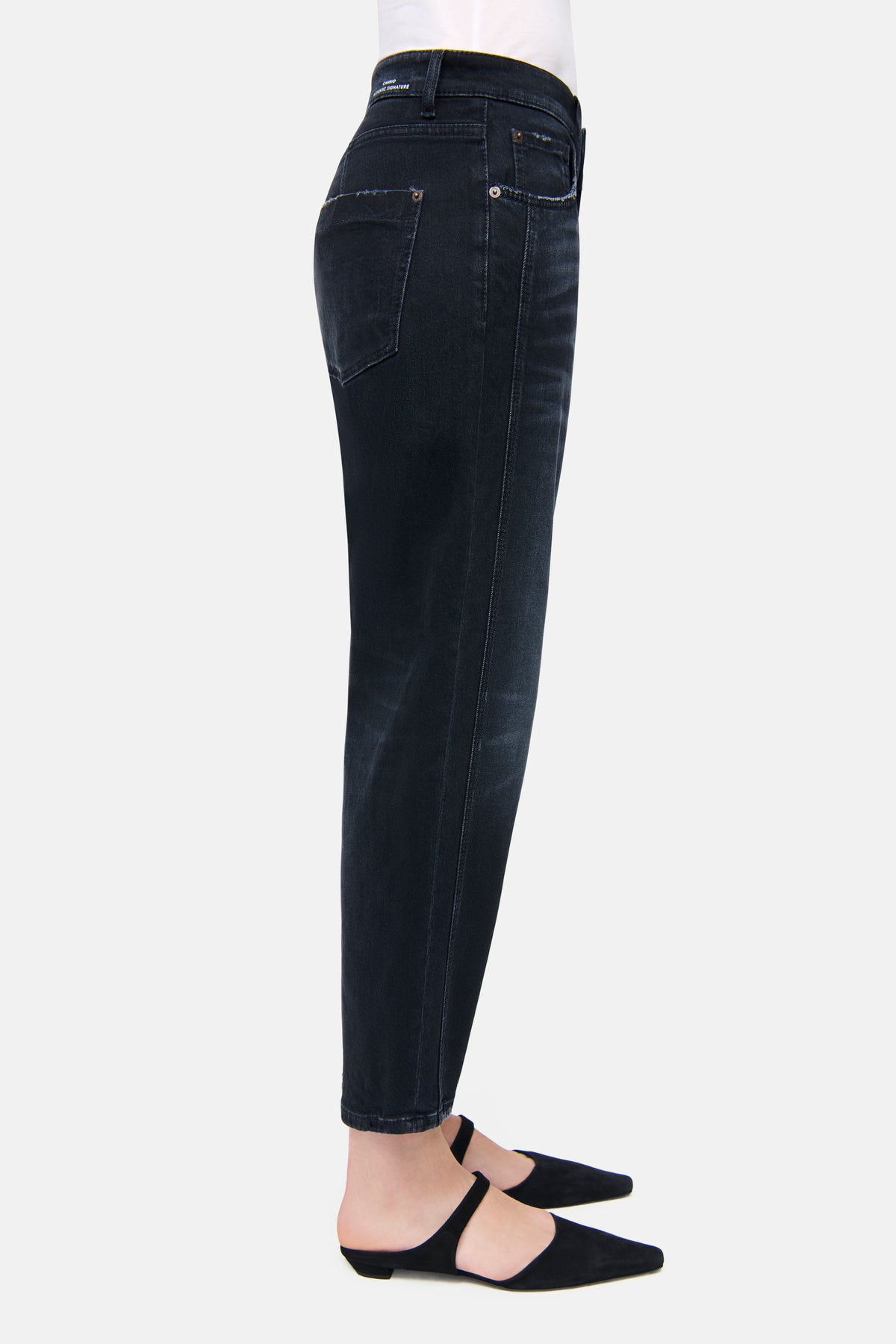 Schwarze O-Shape-Denimhose, Material: 57% Baumwolle, 37% Modal, 4% Elastomultiester T400, 2% Elasthan, seitlich getragen.