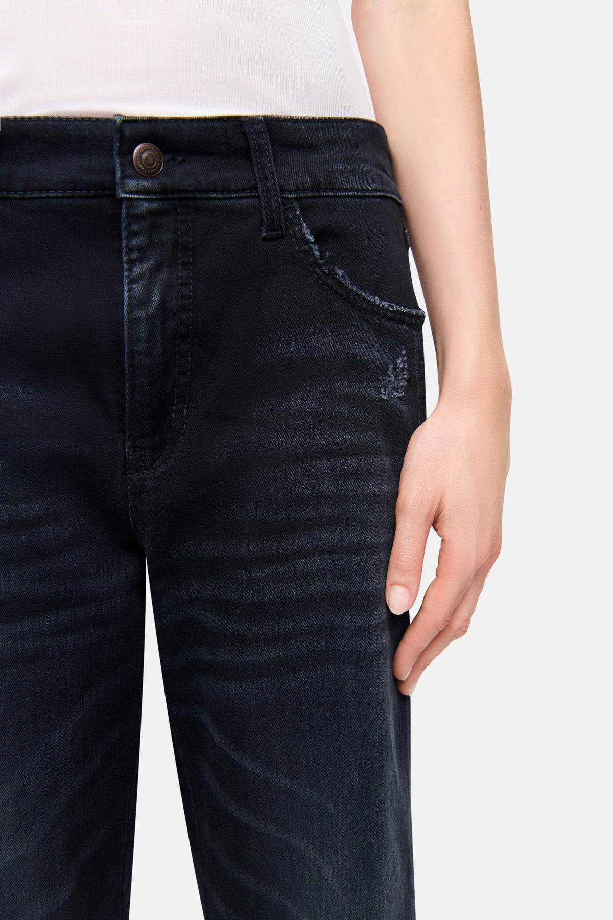 Schwarze O-Shape Denim-Jeans mit weitem Bein, aus 57% Baumwolle, 37% Modal, 4% Elastomultiester T400, 2% Elasthan.