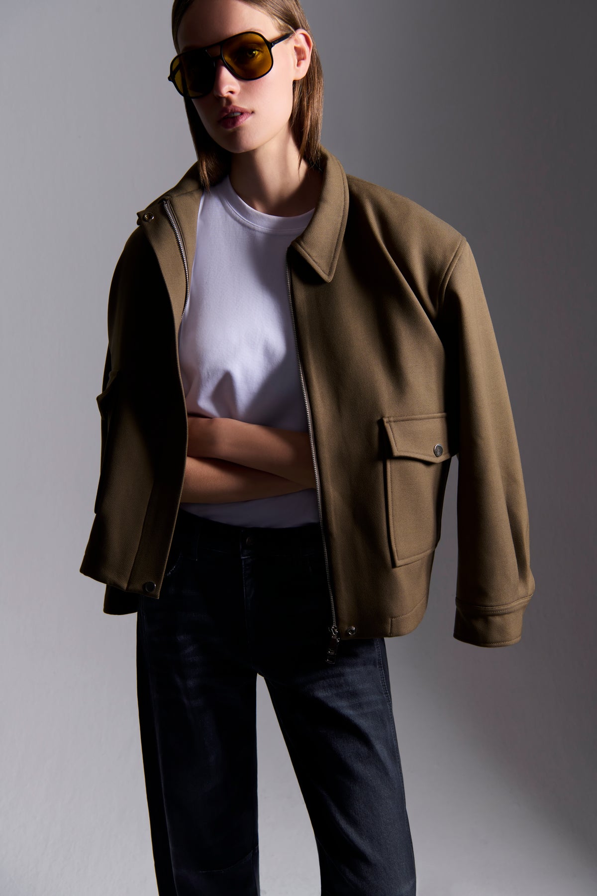 Schwarze O-Shape-Jeans aus 57% Baumwolle, 37% Modal, 4% Elastomultiester T400 und 2% Elasthan, in urbanem Setting.