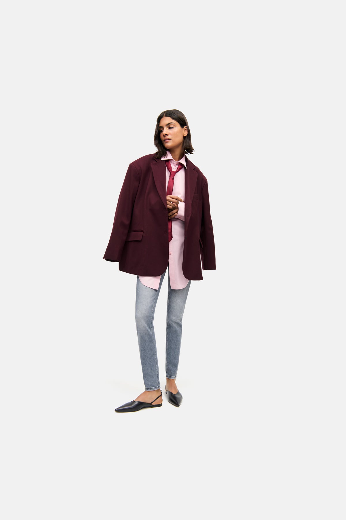 Hellgraue Skinny-Fit Jeans aus Baumwolle, Elastomultiester, Elasthan und Lyocell, getragen in urbanem Setting.