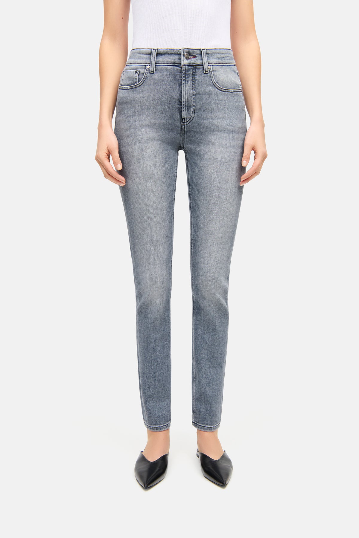 Helle graue Skinny-Fit Jeans aus Denim, Materialmix: Baumwolle, Elastomultiester, Elasthan, Lyocell. Frau in lässiger Pose.