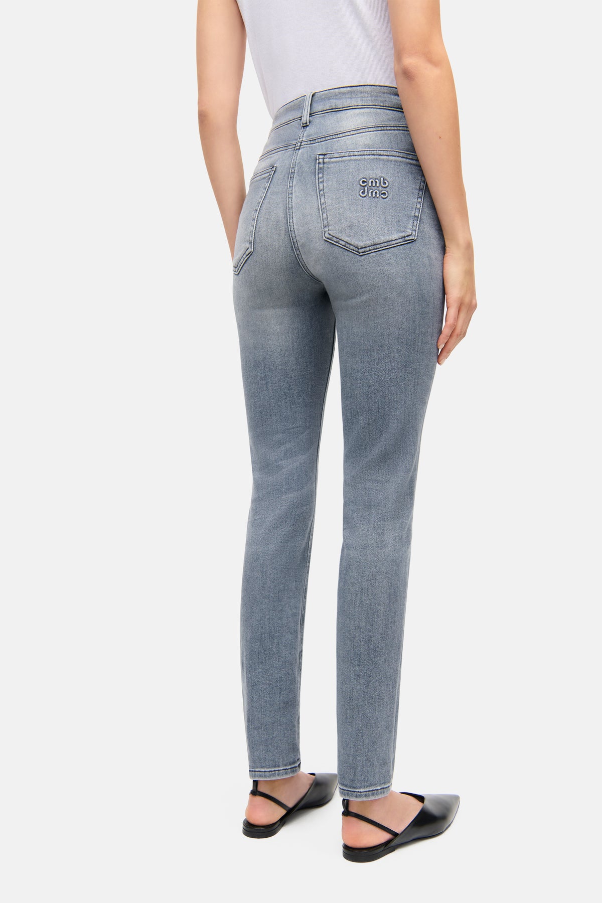 Hellgraue Skinny-Fit Jeans aus 81 % Baumwolle, 6 % Elastomultiester T400, 2 % Elasthan, 11 % Lyocell. Tragesituation erkennbar.