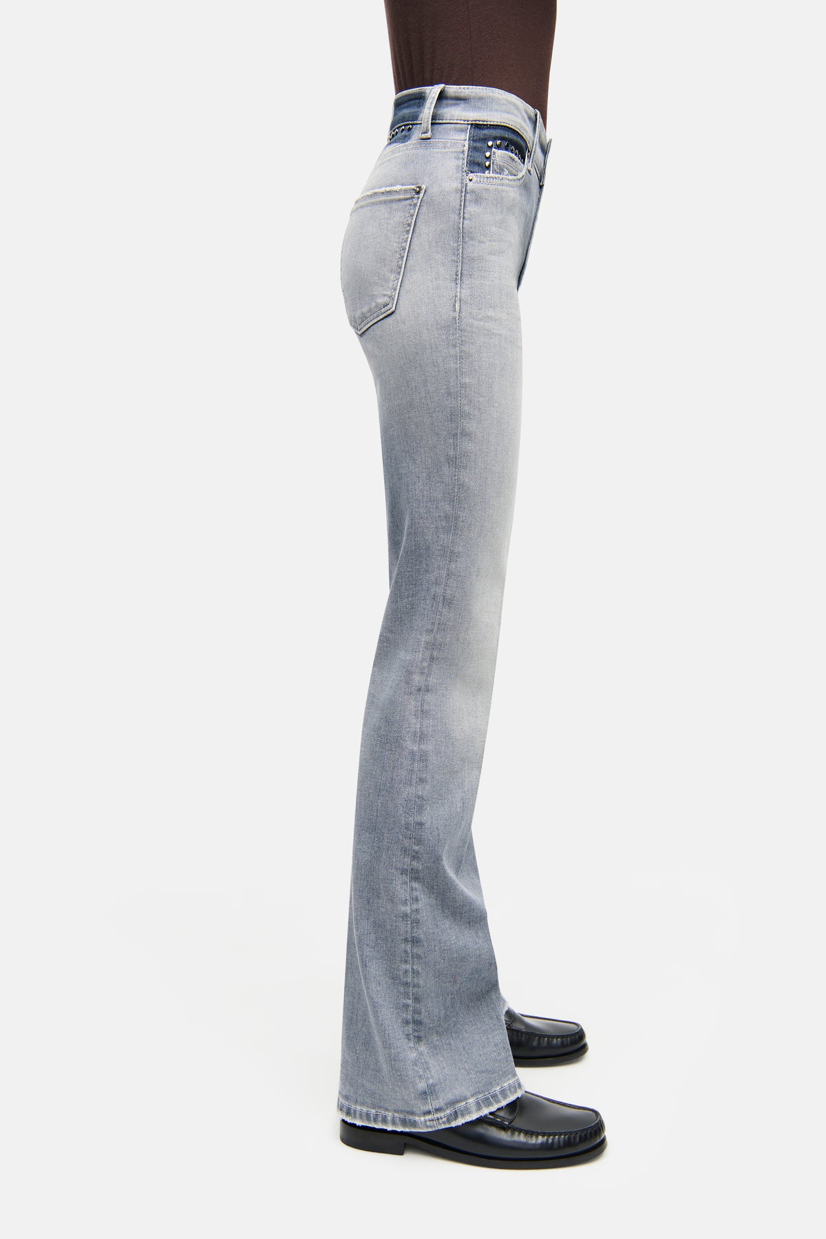 Graue, lang geschnittene Schlagjeans aus 92% Baumwolle, 6% Elastomultiester T400, 2% Elasthan. Getragen in seitlicher Ansicht.