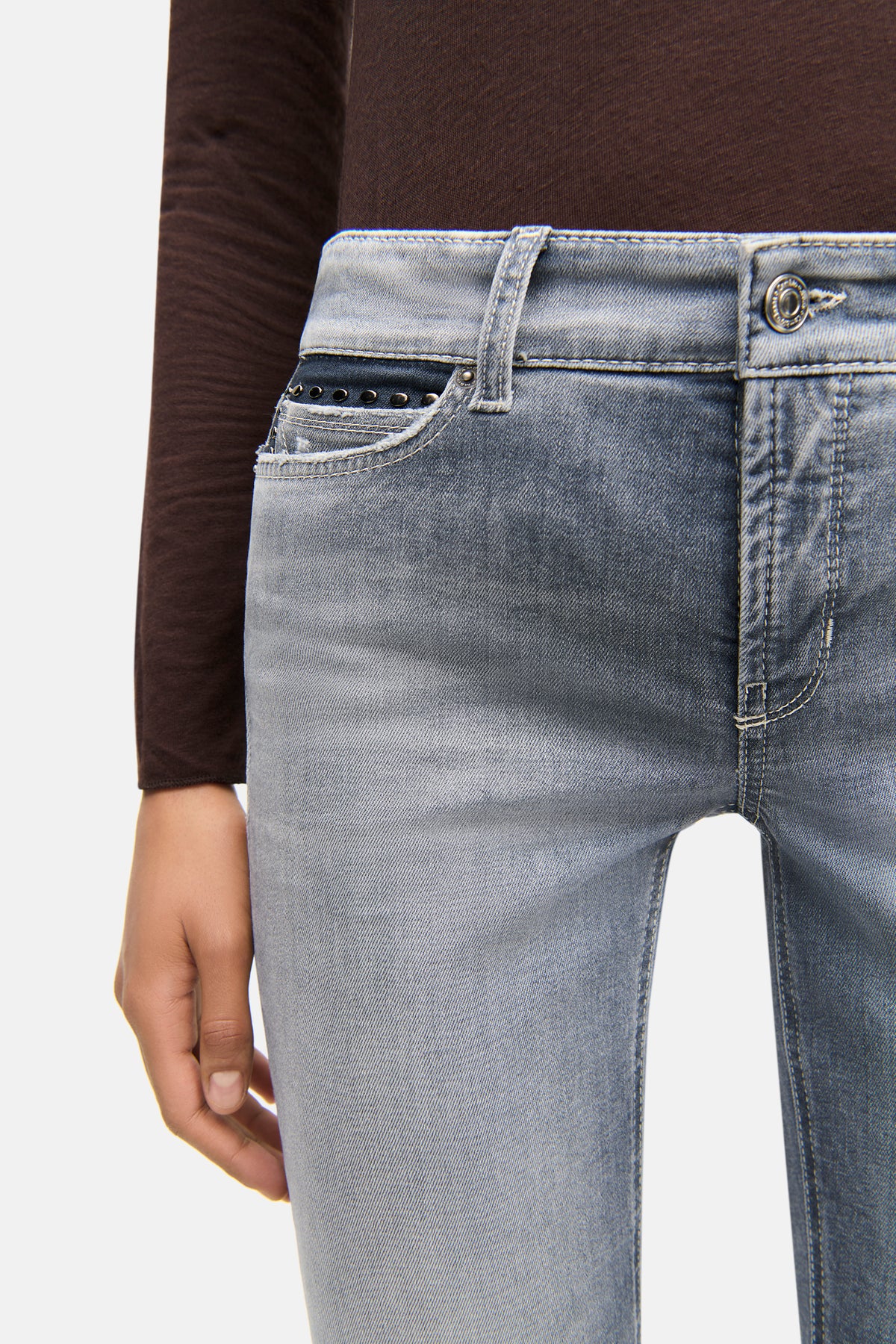 Graue Flared-Fit Jeans aus 92% Baumwolle, 6% Elastomultiester und 2% Elasthan. Getragen in einer Freizeitumgebung.