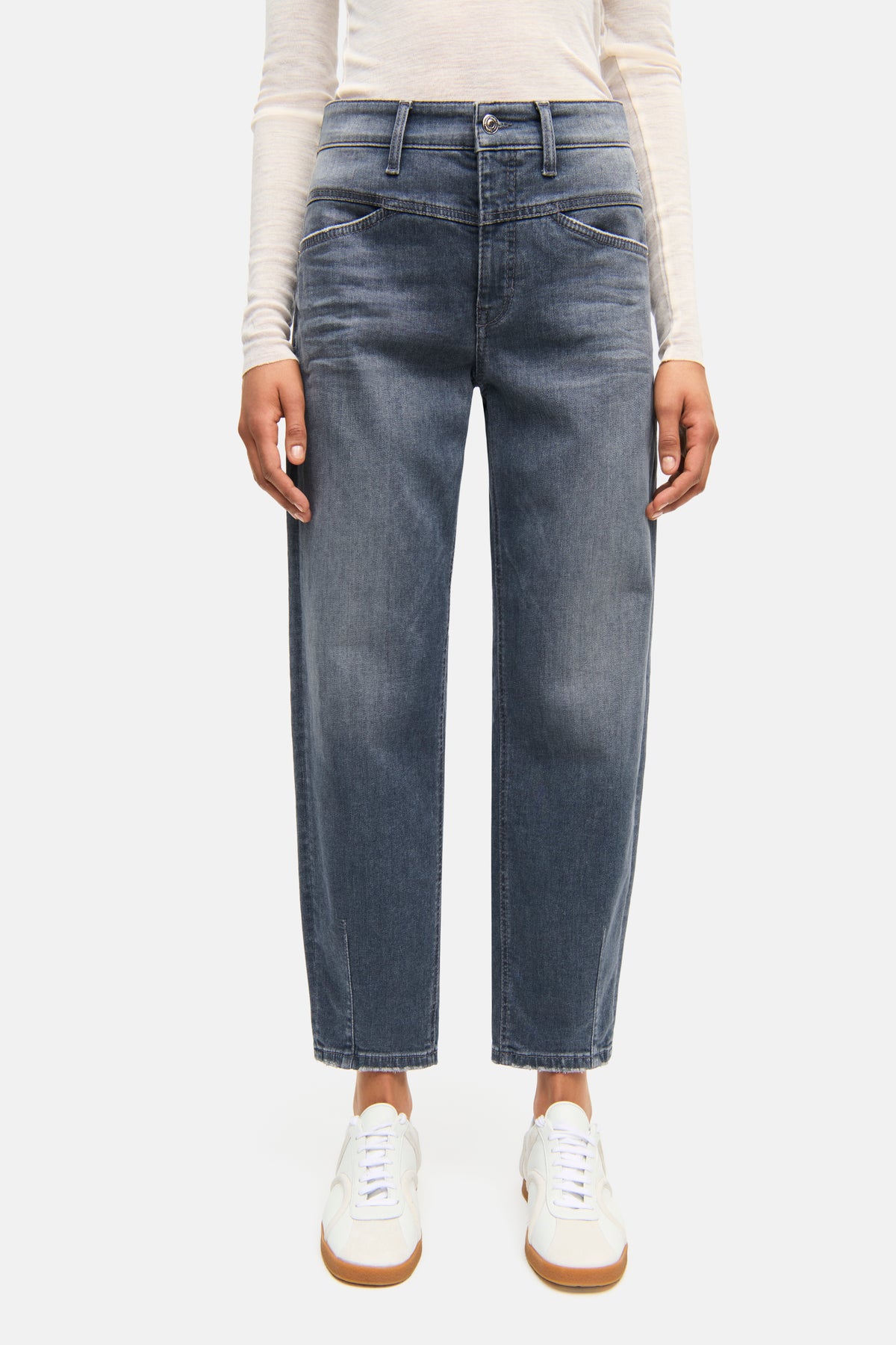 Graue, O-förmige Jeans aus 92% Baumwolle, 6% Elastomultiester T400 und 2% Elasthan, getragen in einem Freizeitkontext.