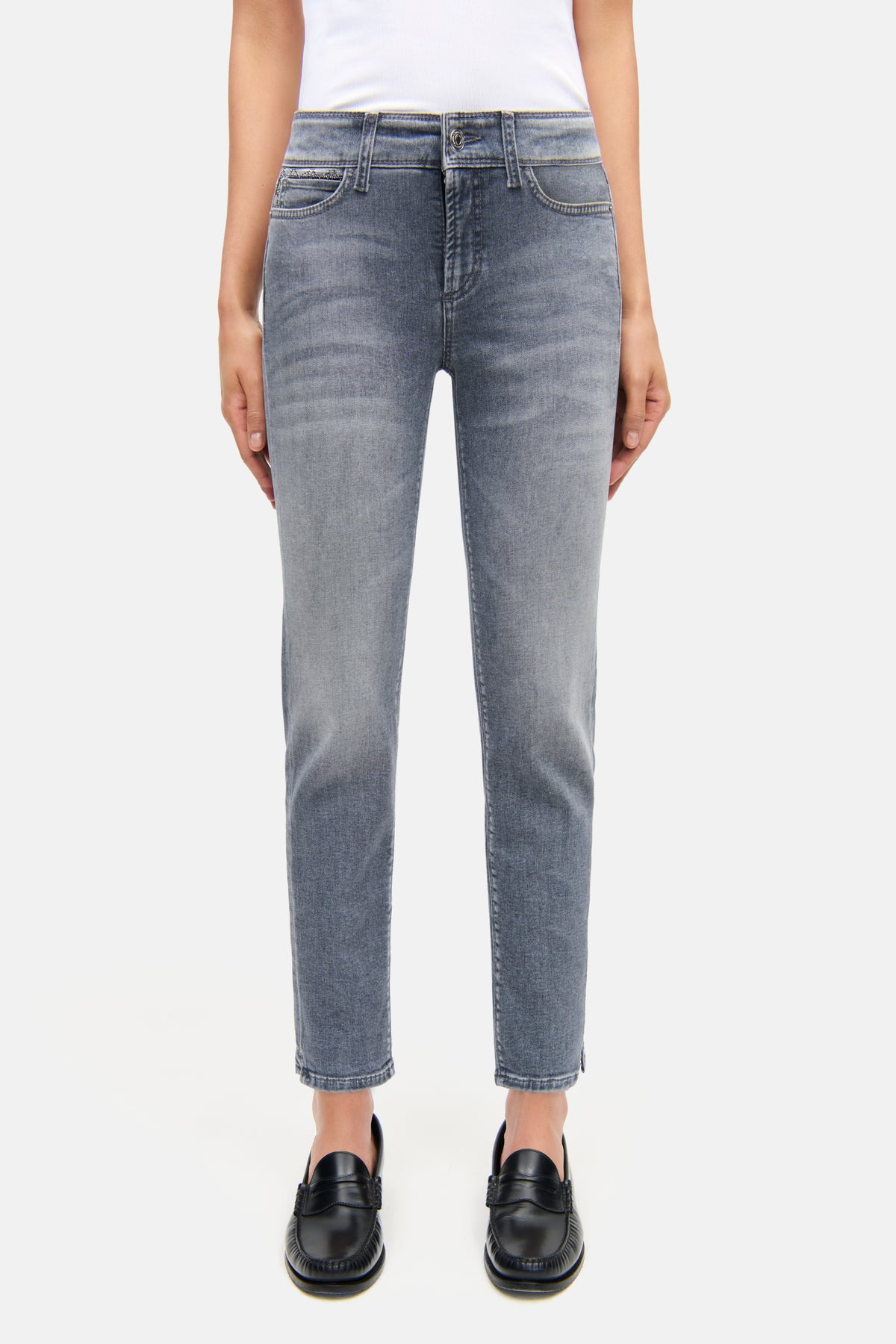 Hellgraue Slim-Fit-Jeans aus 92% Baumwolle, 6% Elastomultiester T400 und 2% Elasthan, getragen von einer Person in einem entspannten Umfeld.