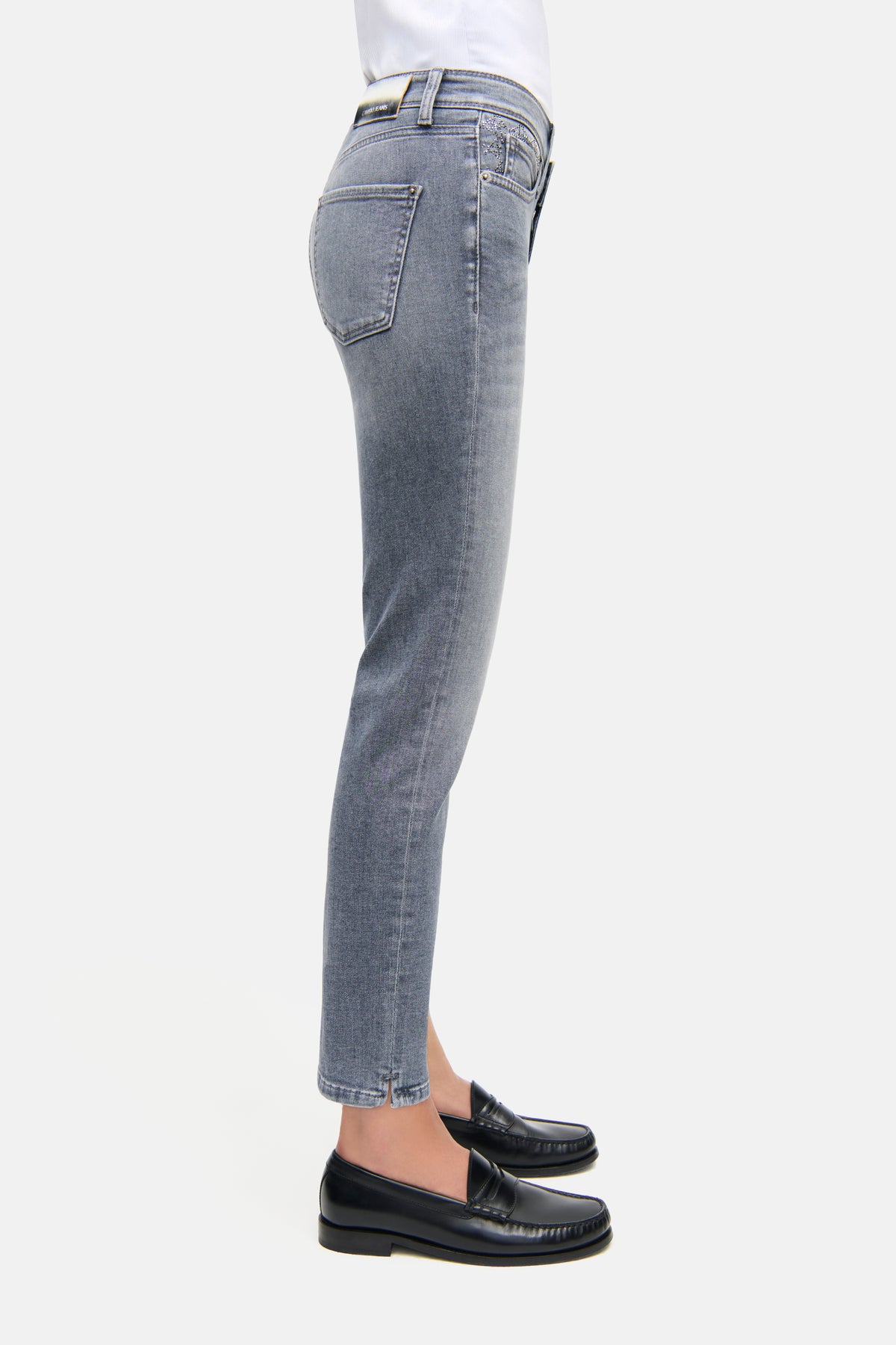 Hellgraue Slim-Fit-Jeans aus 92% Baumwolle, 6% Elastomultiester T400, 2% Elasthan, im Alltag getragen.