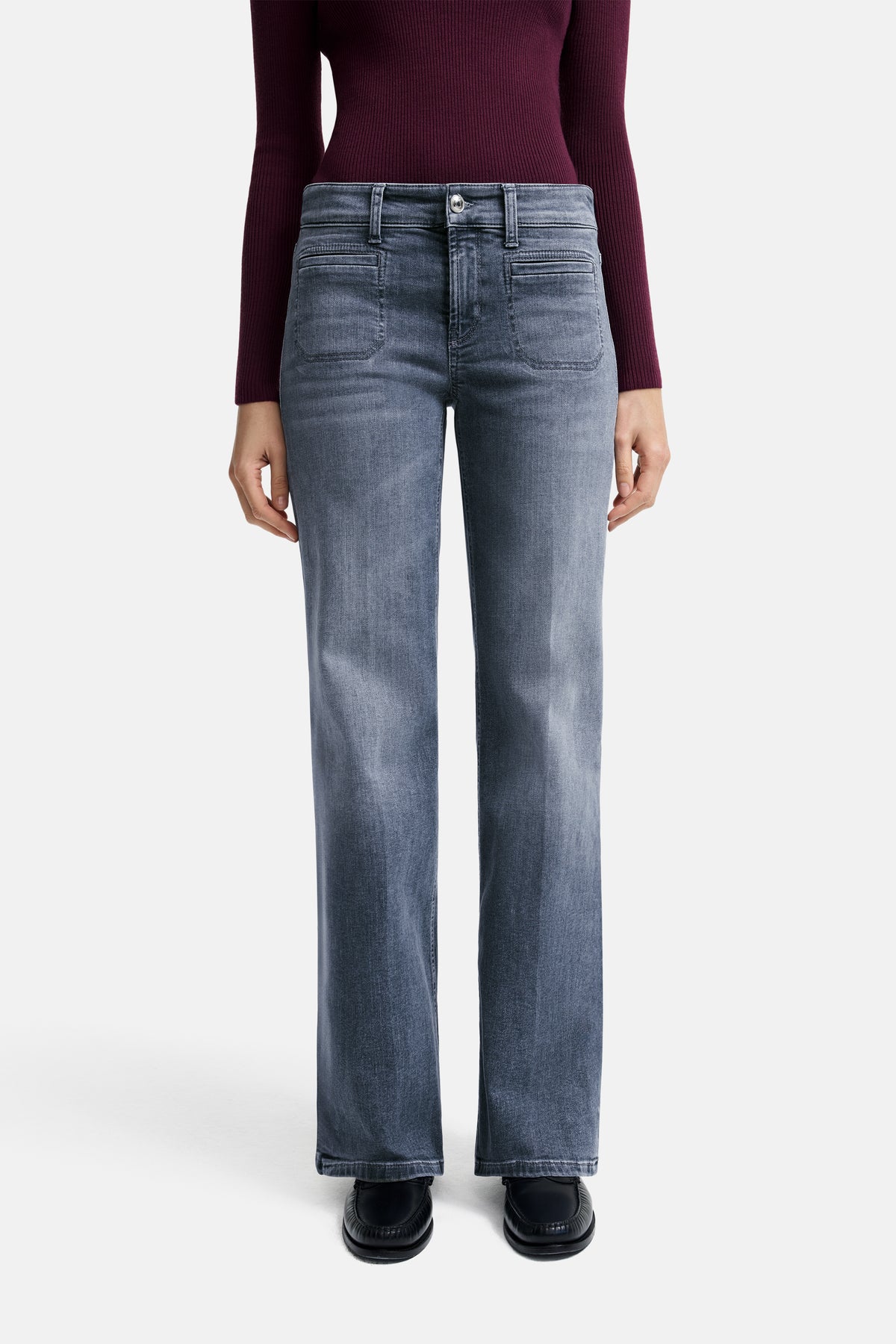 Graue Wide Leg Jeans aus 92% Baumwolle, 6% Elastomultiester T400, 2% Elasthan. Getragen in urbanem Umfeld.