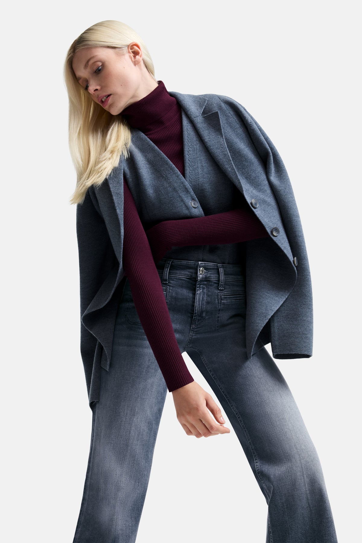 Graue Wide-Leg-Jeans aus 92% Baumwolle, 6% Elastomultiester T400, 2% Elasthan; getragen in einer eleganten Indoor-Szene.